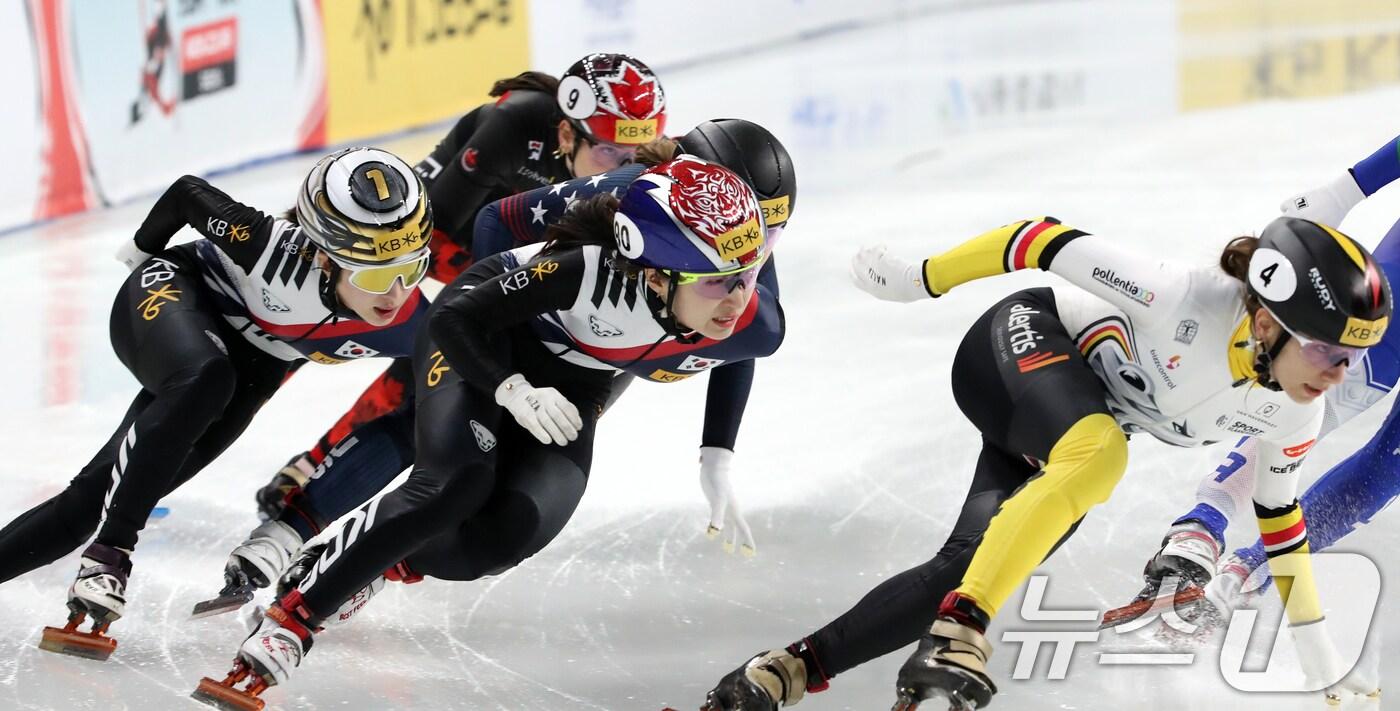 15일 서울 양천구 목동 아이스링크에서 열린 &#39;KB금융-ISU 쇼트트랙 월드투어 서울 대회&#39; 여자 1,500m 결승에서 김길리와 최민정이 역주하고 있다. 2024.12.15/뉴스1 ⓒ News1 이승배 기자