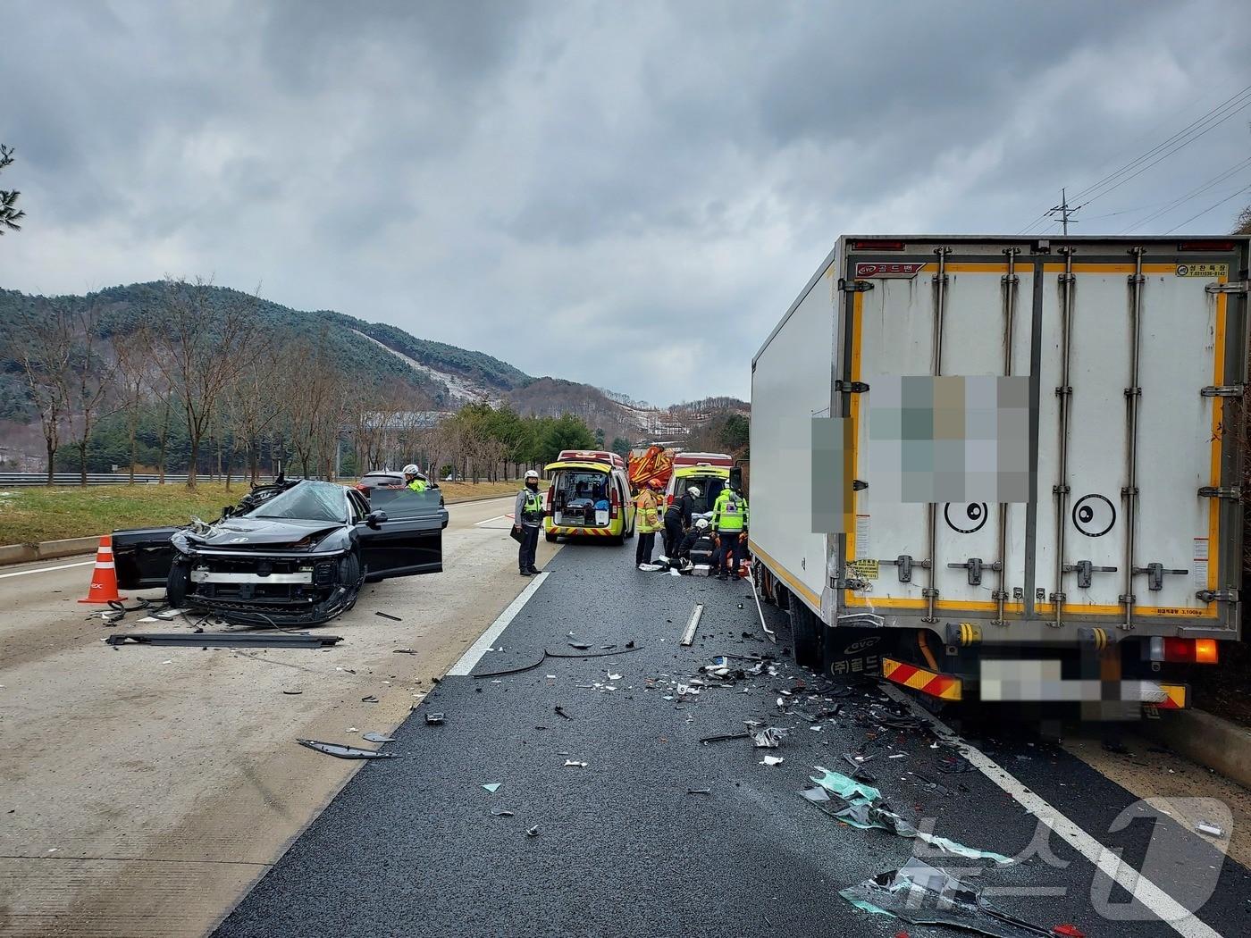 본문 이미지 - 15일 낮 12시27분께 전북 장수군 장계면 금덕리 대전-통영고속도로 상행선 직제터널 인근에서 그랜저 승용차와 8.5톤 탑차 간 추돌사고가 발생한 가운데 경찰 및 소방의 사고 수습이 이뤄지고 있다.(전북자치도 소방본부 제공)/뉴스1 