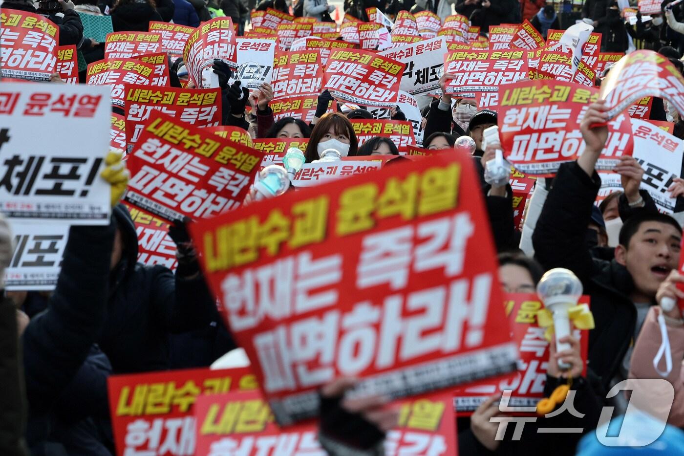 윤석열 대통령에 대한 탄핵소추안이 가결된 지 이틀째인 15일 서울 중구 서울시청 인근에서 촛불행동 회원들이 집회를 갖고 헌법재판소의 조속한 탄핵 심판을 촉구하고 있다. 2024.12.15/뉴스1 ⓒ News1 이동해 기자