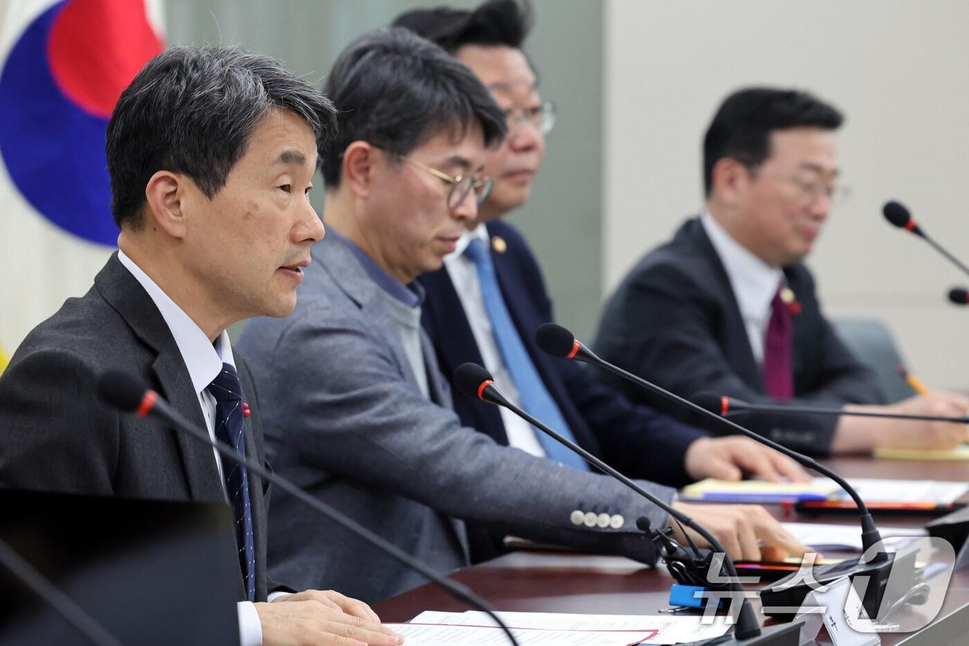 이주호 사회부총리 겸 교육부 장관이 15일 오후 서울 종로구 정부서울청사에서 열린 긴급사회부처장관간담회에서 모두발언을 하고 있다. 2024.12.15/뉴스1 ⓒ News1 황기선 기자