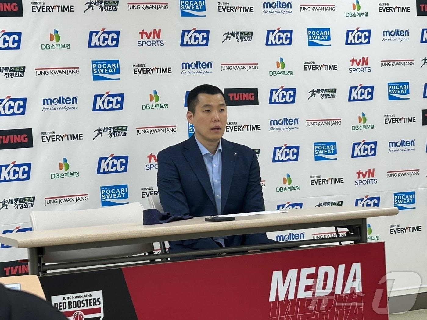 본문 이미지 -  15일 경기 안양 정관장 아레나에서 열린 2024-25 KCC 프로농구 정규리그 홈 경기에서 고양 소노에 승리 후 인터뷰를 하고 있는 안양 정관장 최승태 코치. 2024.12.15/뉴스1 ⓒ News1 문대현 기자