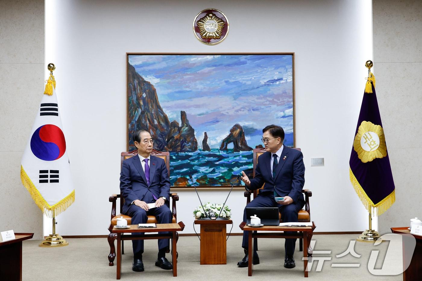 본문 이미지 - 우원식 국회의장(오른쪽)이 15일 서울 여의도 국회에서 한덕수 대통령 권한대행 겸 국무총리를 접견하고 있다. 2024.12.15/뉴스1 ⓒ News1 안은나 기자