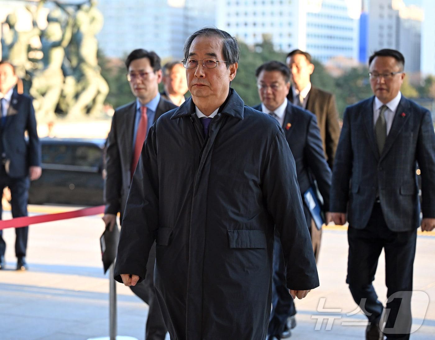 본문 이미지 - 한덕수 대통령 권한대행 겸 국무총리가 우원식 국회의장을 만나기 위해 15일 오후 서울 여의도 국회 본청에 들어서고 있다. 2024.12.15/뉴스1 ⓒ News1 국회사진취재단