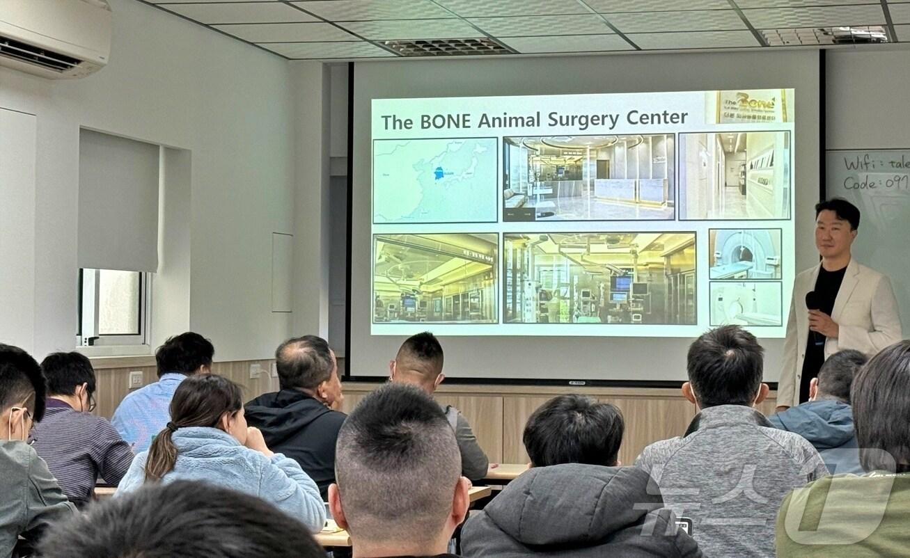 본문 이미지 - 김영기 부산 더본외과동물의료센터 원장이 7일 대만 가오슝시 교육센터에서 강의를 하고 있다&#40;더본외과동물의료센터 제공&#41;. ⓒ 뉴스1