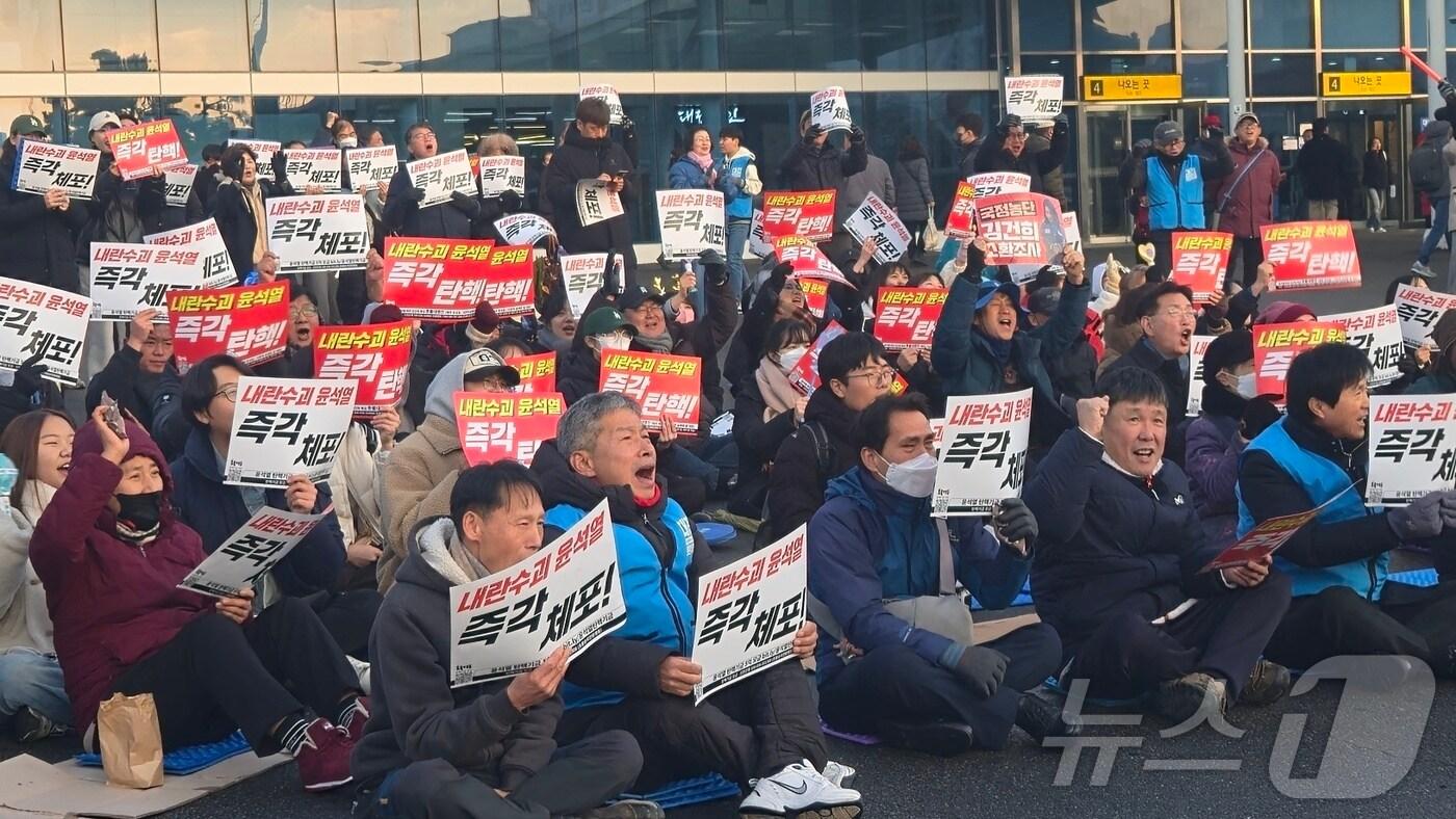  15일 대전역 서광장에서 '대전촛불대행진' 집회가 열려 시민들이 윤석열 대통령의 즉각 퇴진과 구속을 촉구하고 있다. 2024.12.13 /뉴스1 ⓒ News1 허진실 기자