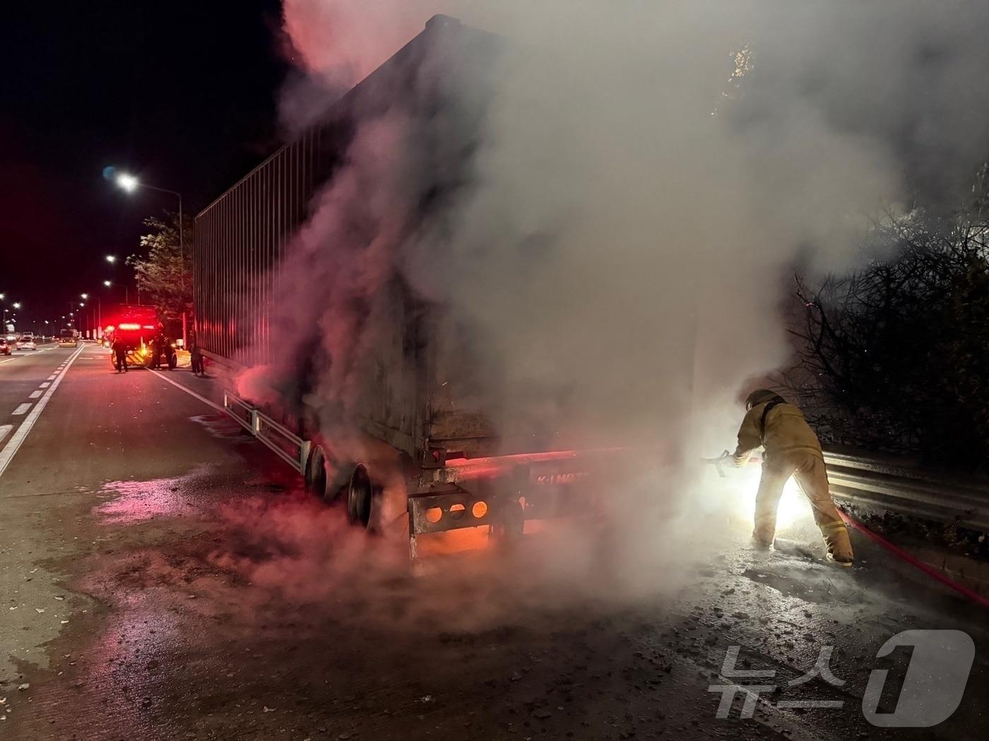 본문 이미지 - 15일 오후 7시10분쯤 남해고속도로 북창원나들목 인근에서 순천 방면으로 달리던 컨테이너 차량에 불이 났다.(독자 제공) 