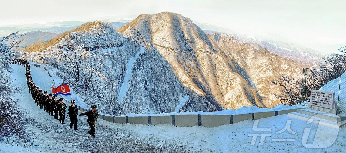 본문 이미지 - (평양 노동신문=뉴스1) = 북한 노동당 기관지 노동신문은 16일 오성산 칼벼랑길을 행군하는 인민군의 모습을 보도하며 "위대한 한생의 자욱자욱을 따르며 신념의 대오가 굽이친다"라고 말했다. [국내에서만 사용가능. 재배포 금지. DB 금지. For Use Only in the Republic of Korea. Redistribution Prohibited] rodongphoto@news1.kr