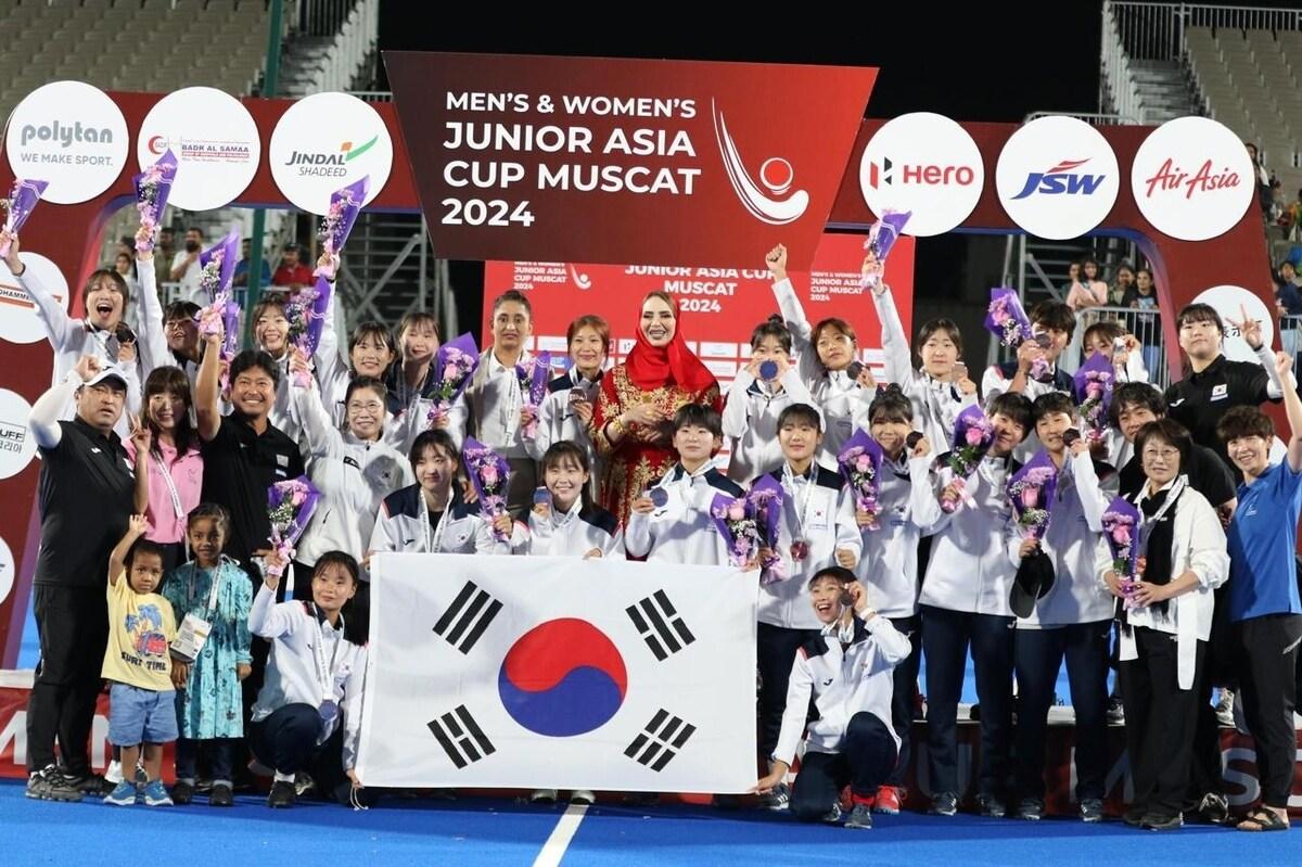 본문 이미지 - 3위로 시상대에 오른 한국 주니어 하키 선수단. &#40;아시아 하키연맹 제공&#41; 