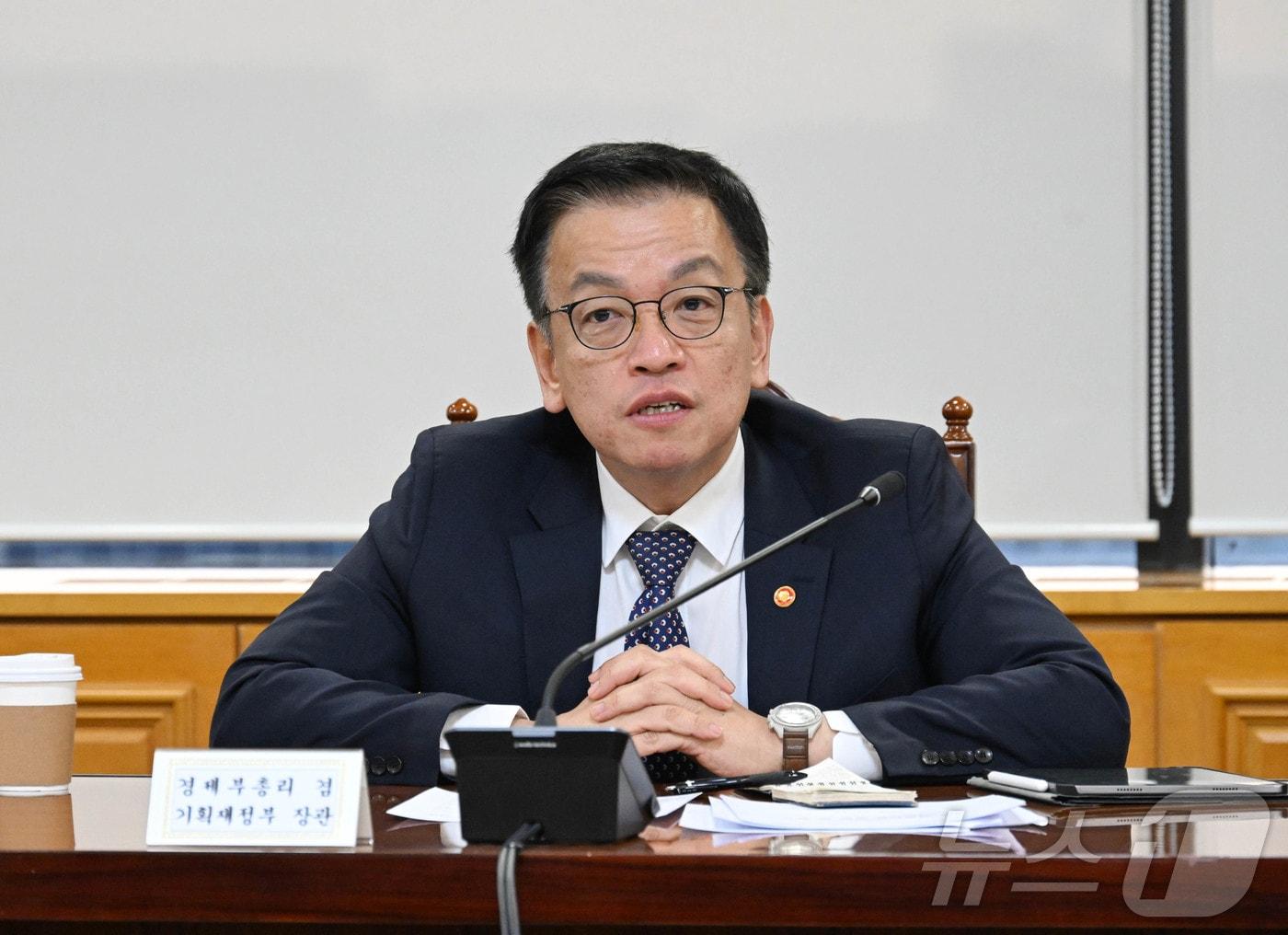 본문 이미지 - 최상목 부총리 겸 기획재정부 장관이 16일 서울 중구 은행연합회에서 긴급 거시경제·금융현안 간담회를 주재하고 있다. &#40;기획재정부 제공&#41; 2024.12.16/뉴스1