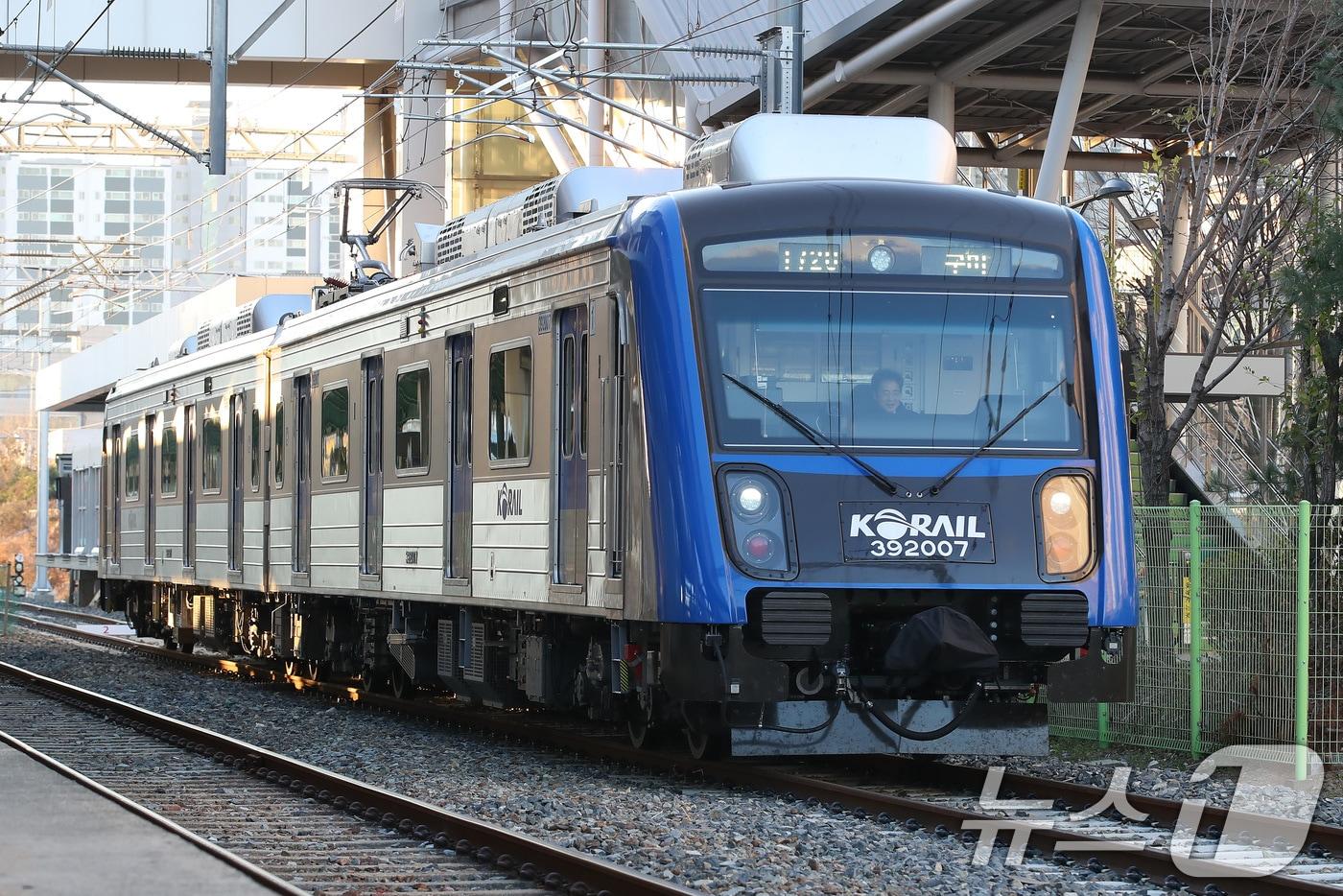경산~대구~구미를 잇는 비수도권 최초의 광역철도 &#39;대경선&#40;대구경북선&#41;&#39;이 지난해 12월14일 운행을 시작한 가운데 16일 오전 경산역에서 출근길 승객을 태운 열차가 구미를 향해 달리고 있다. 2024.12.16/뉴스1 ⓒ News1 공정식 기자