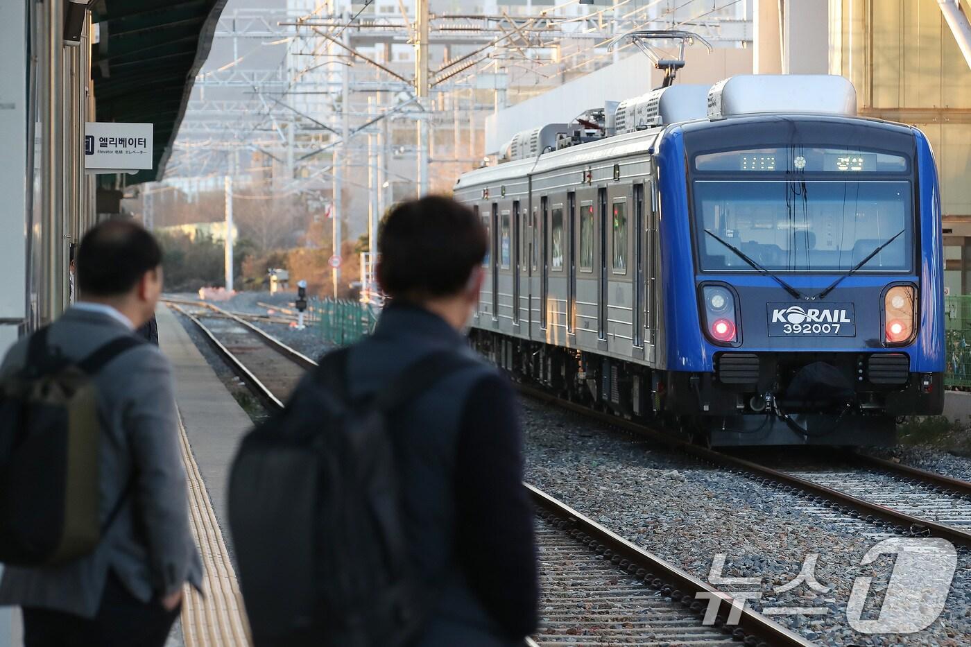 경산~대구~구미를 잇는 비수도권 최초의 광역철도 &#39;대경선&#40;대구경북선&#41;&#39;이 14일부터 운행을 시작한 가운데 16일 오전 경산역에서 월요일 출근길 승객 등을 태운 열차가 구미를 향해 출발하고 있다. 2024.12.16/뉴스1 ⓒ News1 공정식 기자