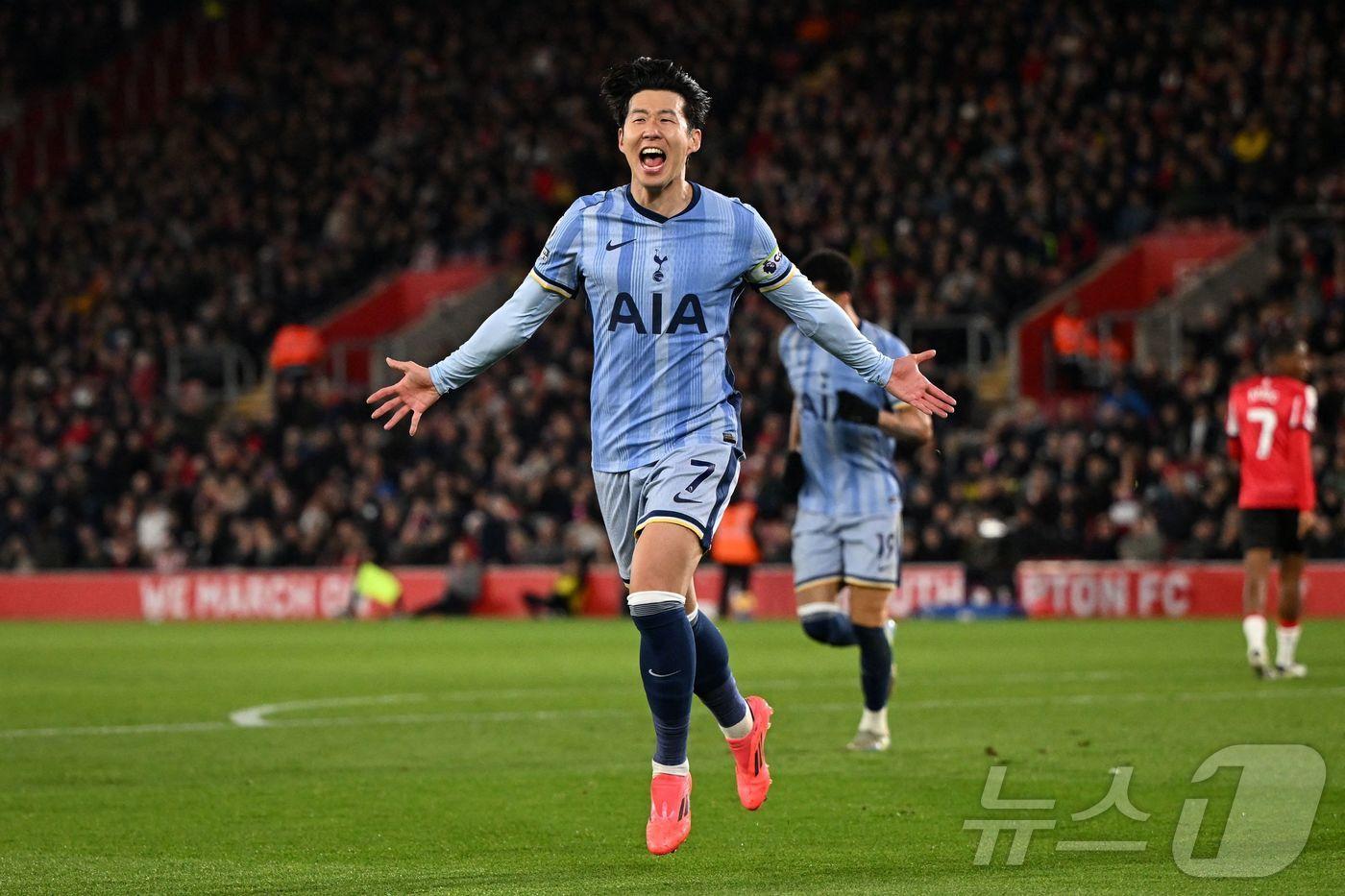 본문 이미지 - 토트넘의 손흥민이 15일(현지시간) 영국 사우샘프턴의 세인트 메리즈 스타디움에서 열린 EPL 사우샘프턴과 경기서 2경기 연속 골인 시즌 6호골을 터트린 뒤 기뻐하고 있다. 2024.12.16 ⓒ AFP=뉴스1 ⓒ News1 우동명 기자