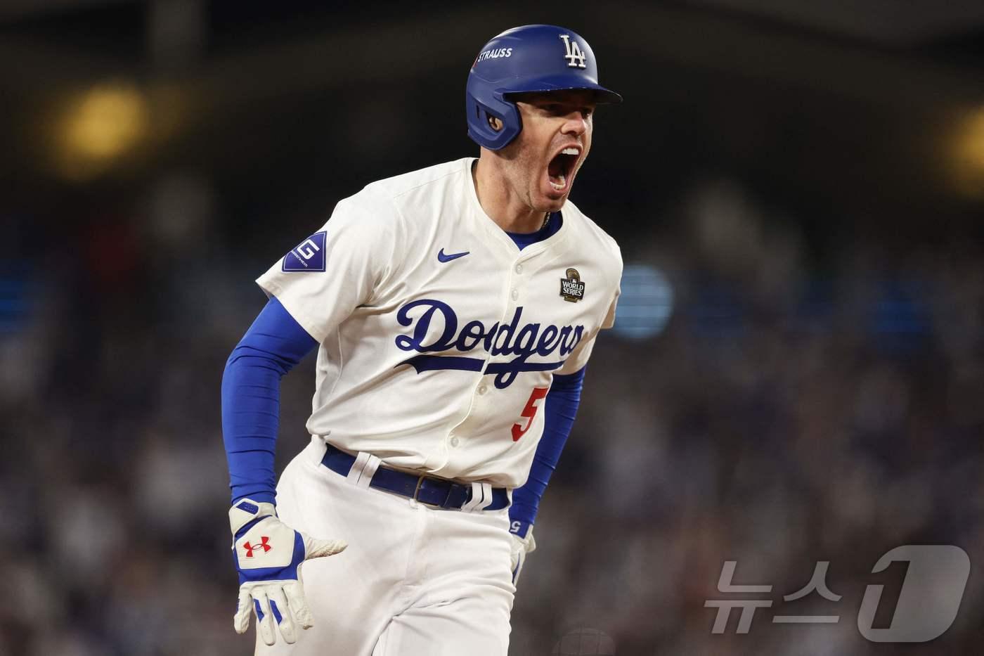 본문 이미지 - 지난 10월 26일 열린 월드시리즈 1차전에서 끝내기 만루홈런을 터뜨렸던 프레디 프리먼(LA 다저스)의 모습. ⓒ AFP=뉴스1