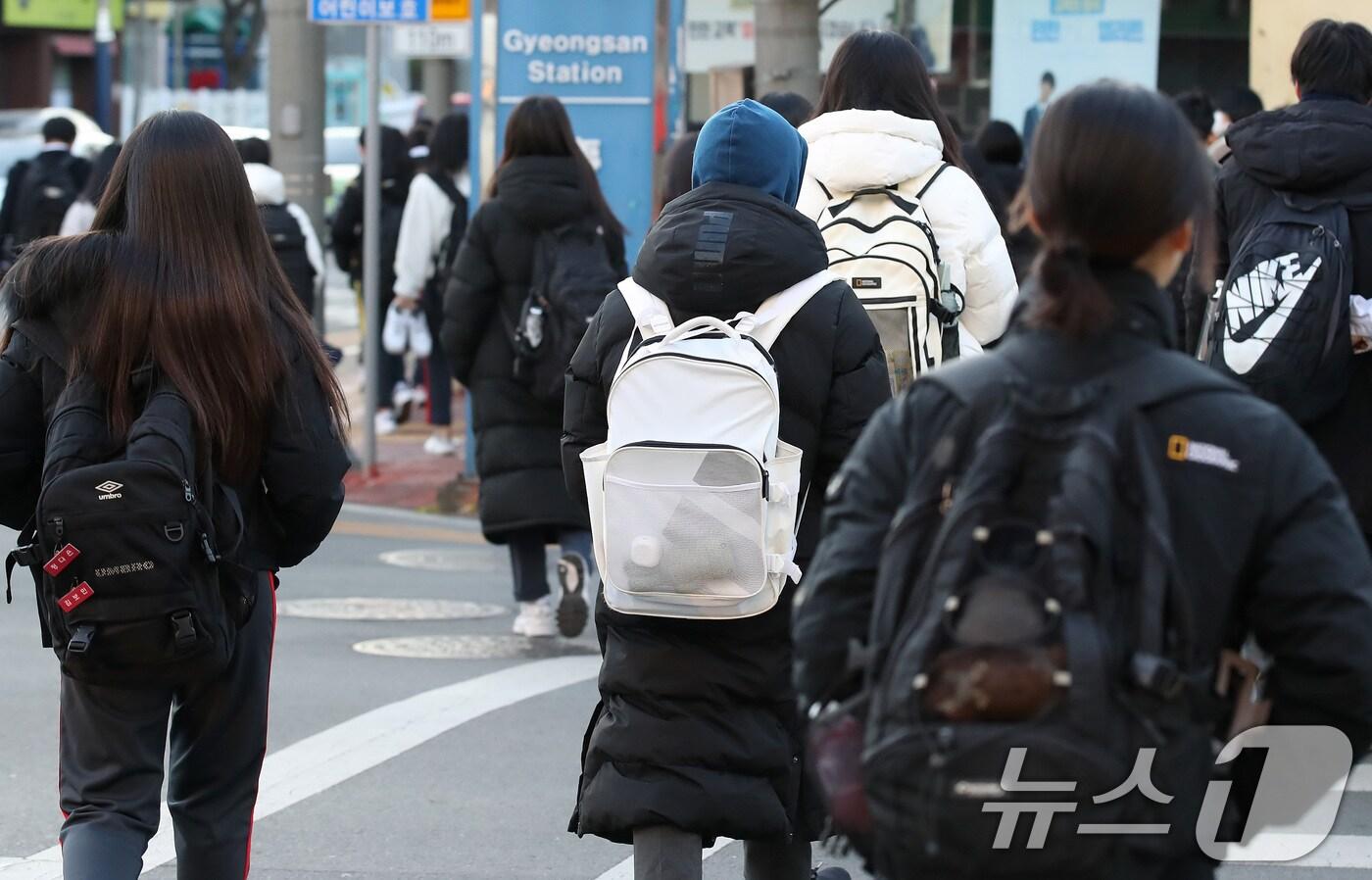 본문 이미지 - 두꺼운 외투를 챙겨 입은 학생들이 길을 건너고 있다. 2024.12.16/뉴스1 ⓒ News1 공정식 기자