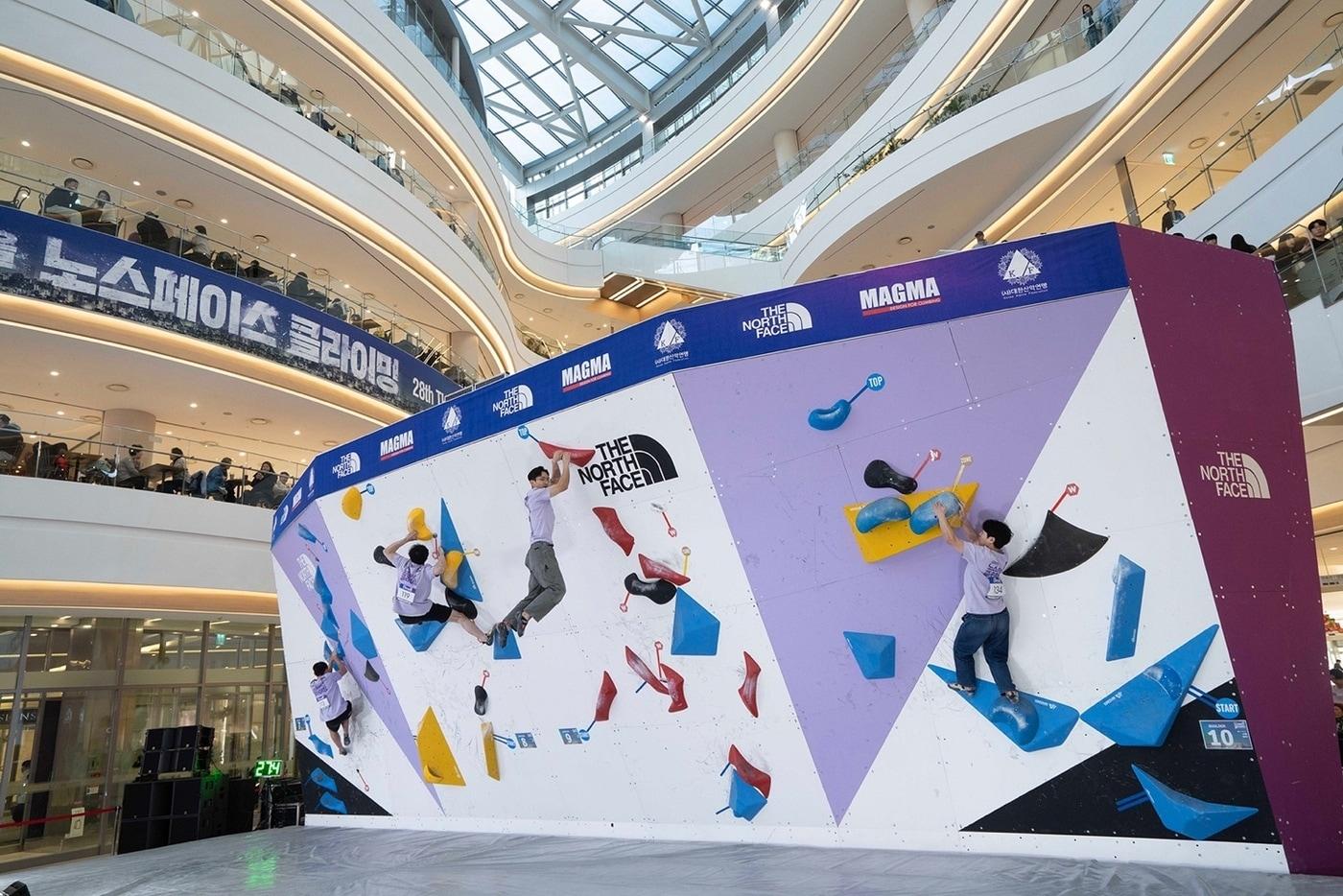 영원아웃도어(대표 성기학)의 글로벌 아웃도어 브랜드 노스페이스와 대한산악연맹이 공동 주최·주관한 '제 28회 노스페이스 클라이밍 페스티벌'이 14일 서울 영등포구 소재의 타임스퀘어 아트리움에 마련된 특설 경기장에서 성황리에 개최됐다. 국내 스포츠클라이밍 저변 확대 및 대중화를 위해 동호인 대상으로 진행된 이번 대회는 박진감 넘치는 ‘볼더(Boulder)’ 경기가 도심 한복판에서 펼쳐지며 스포츠클라이밍에 대한 대중적 관심을 이끌었다.(노스페이스제공)