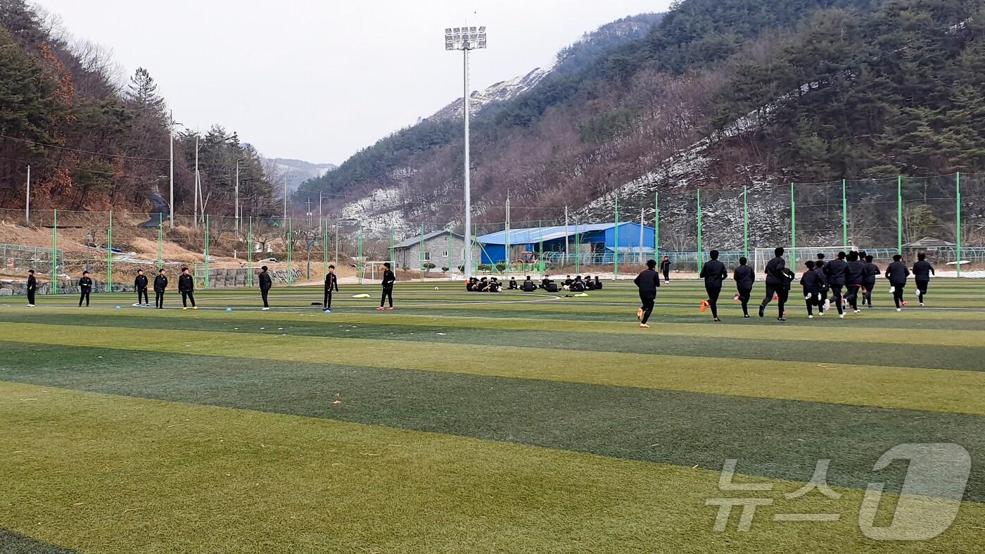 본문 이미지 - 합천군에서 동계전지훈련 중인 축구팀(합천군 제공).