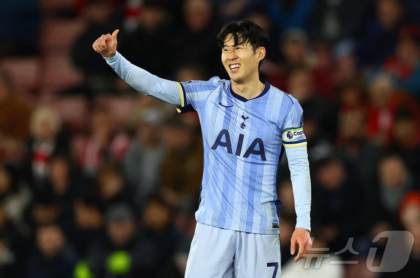 토트넘의 손흥민이 15일(현지시간) 영국 사우샘프턴의 세인트 메리즈 스타디움에서 열린 EPL 사우샘프턴과 경기서 2경기 연속골인 시즌 6호골을 터트린 뒤 기뻐하고 있다. 2024.12.16 ⓒ 로이터=뉴스1 ⓒ News1 우동명 기자