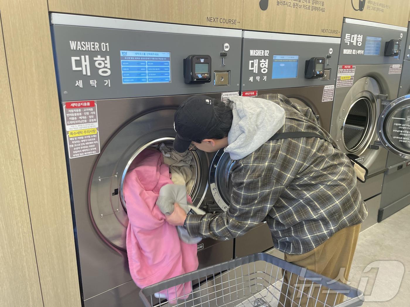 본문 이미지 -  고립 청년들의 이불을 빨래해주는 모습 (서울시 제공)