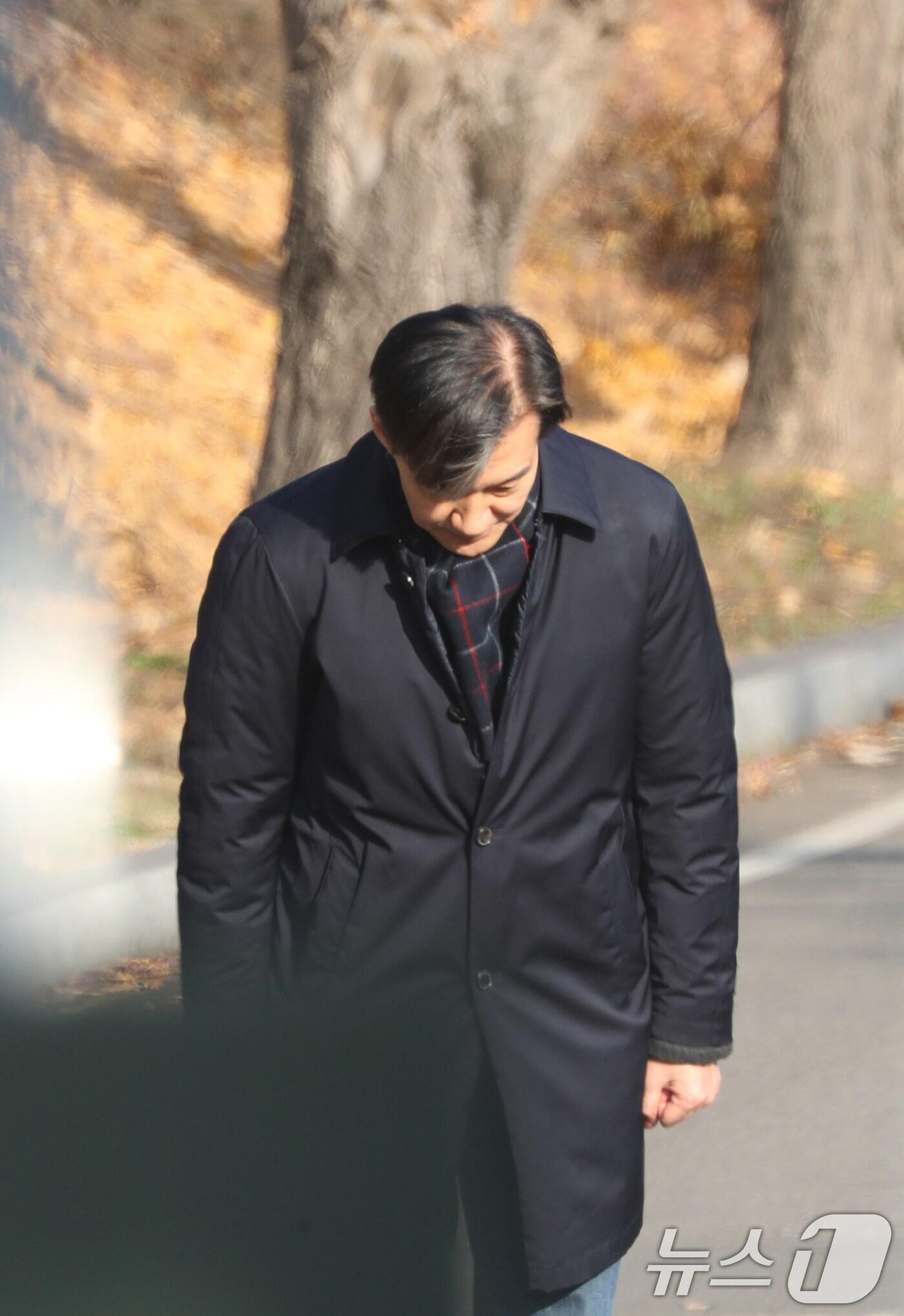 본문 이미지 - 자녀 입시 비리와 청와대 감찰 무마로 징역 2년이 확정된 조국 전 조국혁신당 대표가 2024년 12월 16일 오전 수감을 위해 경기 의왕시 서울구치소로 들어가기 전 지지자들에게 인사를 하고 있다. 2024.12.16/뉴스1 ⓒ News1 김영운 기자