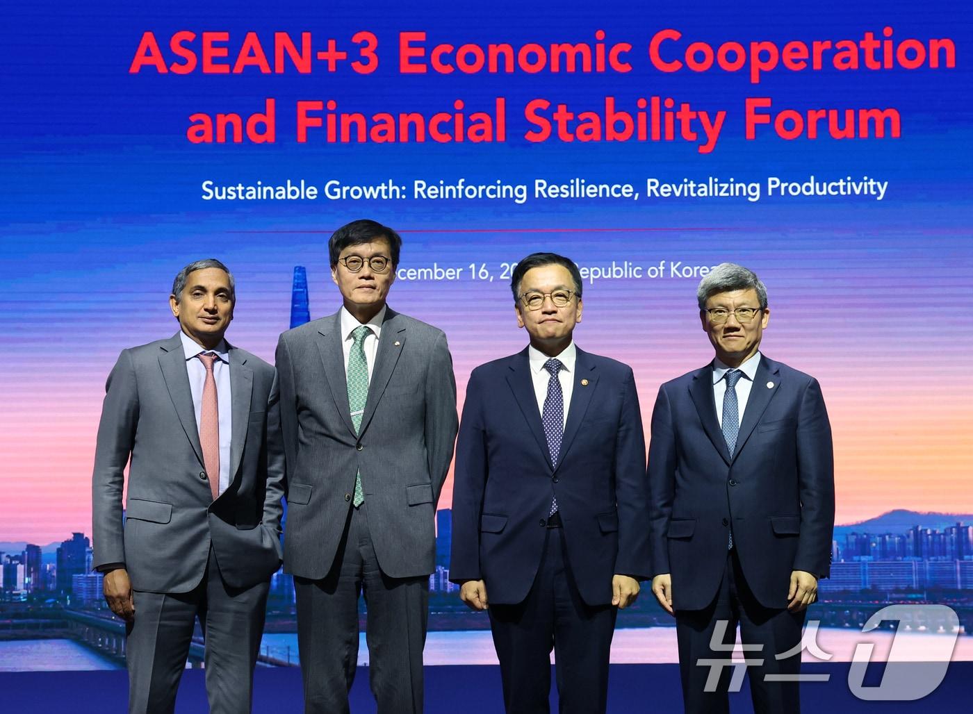 본문 이미지 - 최상목 대통령 권한대행 부총리 겸 기획재정부 장관과 이창용 한국은행 총재가 지난해 12월 16일 서울 중구 한국은행에서 열린 아세안&#40;ASEAN&#41;+3&#40;한·중·일&#41; 경제협력 및 금융안정 포럼에서 리 코우칭 거시경제조사기구&#40;AMRO&#41; 소장&#40;왼쪽 네번째&#41;, 크리슈나 스리니바산 IMF 아태국장&#40;왼쪽 첫번째&#41;과 기념촬영을 하고 있다. /뉴스1 ⓒ News1 송원영 기자