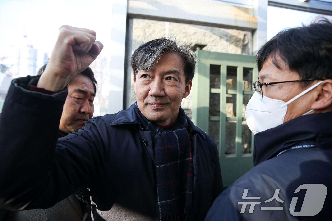 자녀 입시 비리와 청와대 감찰 무마 혐의로 대법원으로부터 징역 2년 실형을 확정 받은 조국 전 조국혁신당 대표가 16일 오전 경기도 의왕시 서울 구치소로 수감되기 전 지지자들을 향해 주먹을 쥐어보이고 있다.  2024.12.16/뉴스1 ⓒ News1 이승배 기자