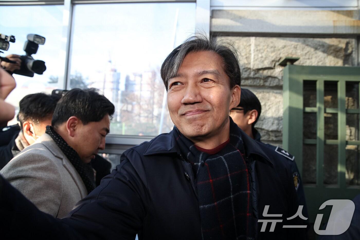 자녀 입시 비리와 청와대 감찰 무마 혐의로 대법원으로부터 징역 2년 실형을 확정 받은 조국 전 조국혁신당 대표가 지난 2024년 12월 16일 오전 경기도 의왕시 서울 구치소로 들어가고 있다. 조 전 대표의 만기 출소 예정일은 오는 2026년 12월 15일이다./뉴스1 ⓒ News1 이승배 기자