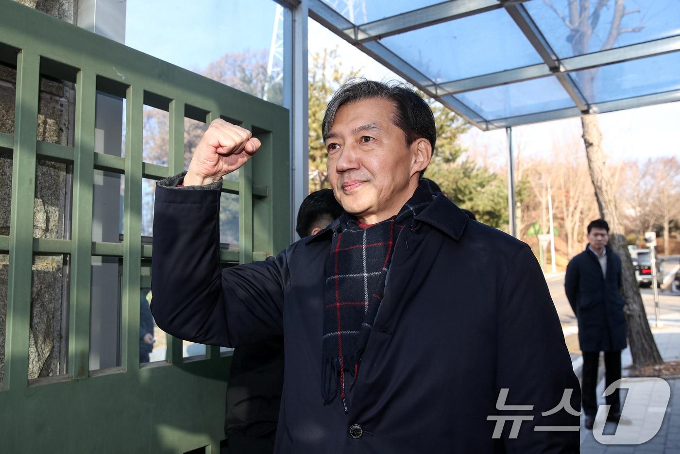 자녀 입시 비리와 청와대 감찰 무마 혐의로 대법원으로부터 징역 2년 실형을 확정 받은 조국 전 조국혁신당 대표가 16일 오전 경기도 의왕시 서울 구치소로 수감되기 전 지지자들에게 인사하고 있다. 사문서위조 및 행사, 업무방해, 청탁금지법 위반 등 혐의로 재판에 넘겨진 조 전 대표는 지난 14일 대법원으로부터 징역 2년과 600만원의 추징 명령을 선고한 원심판결을 확정 받았다. 조 전 대표의 만기 출소 예정일은 오는 2026년 12월 15일이다. 2024.12.16/뉴스1 ⓒ News1 이승배 기자