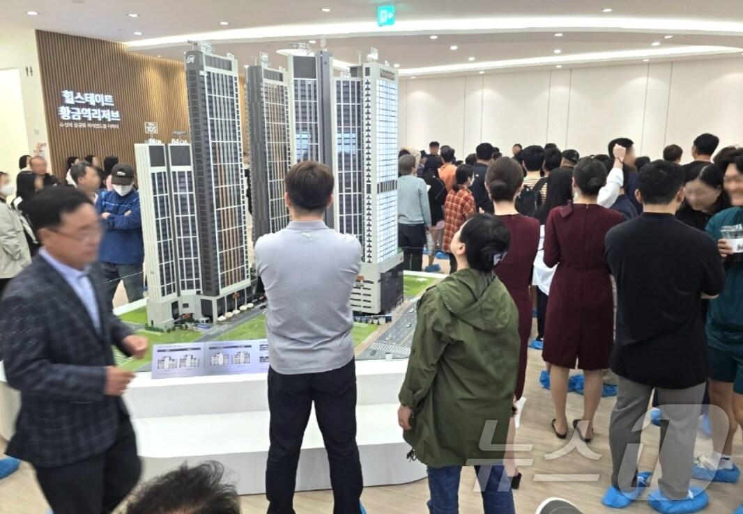 본문 이미지 - 대구의 민간아파트 분양 가격이 2개월 연속 보합세를 기록했다. 사진은 최근 신규 분양된 대구 수성구의 한 견본주택 모습. &#40;사진은 기사 내용과 무관함&#41; ⓒ News1 DB