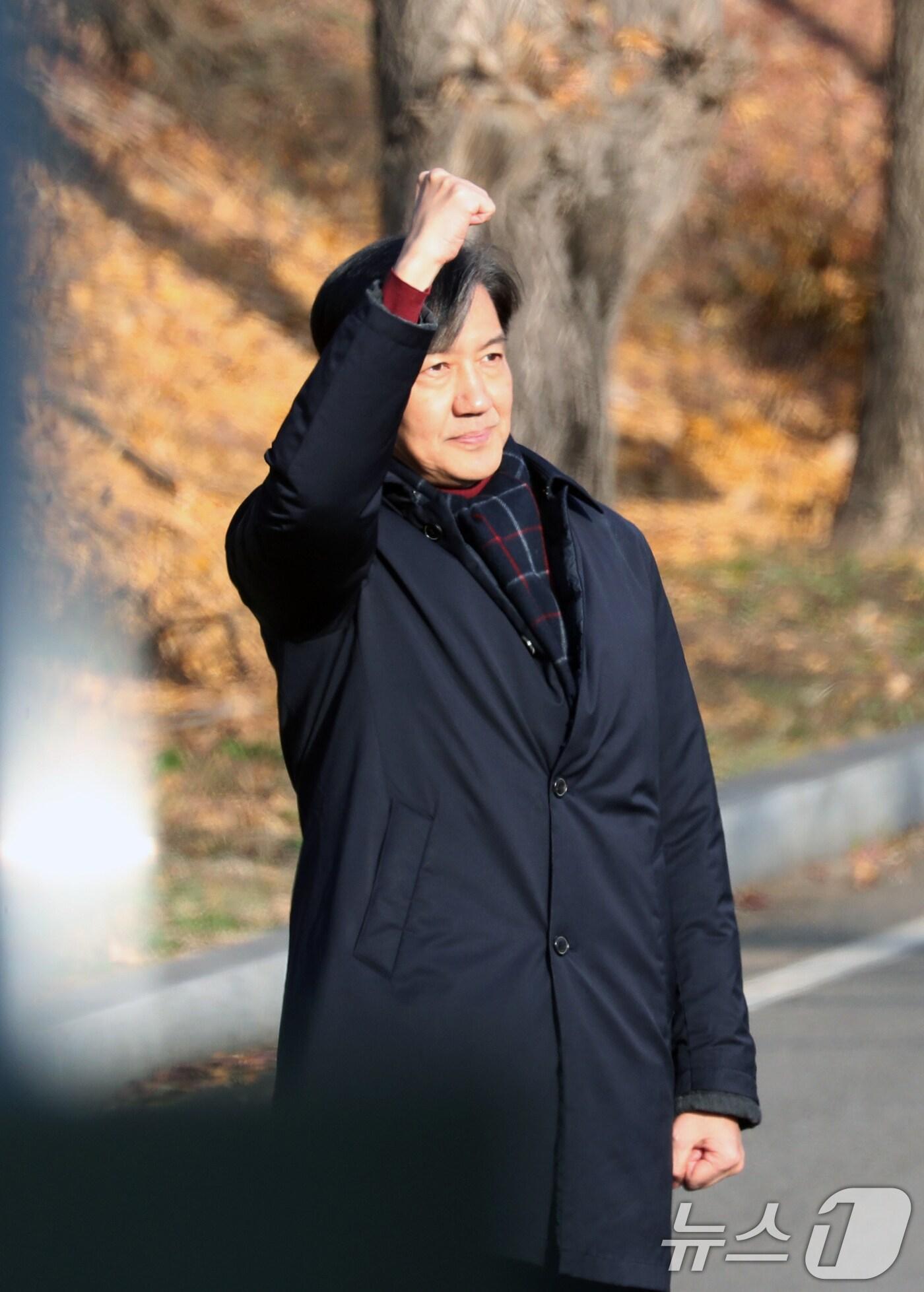 본문 이미지 - 자녀 입시 비리와 청와대 감찰 무마로 징역 2년이 확정된 조국 전 조국혁신당 대표가 2024년 12월 16일 오전 수감을 위해 경기 의왕시 서울구치소로 들어가기 전 지지자들에게 인사를 하고 있다. 2024.12.16/뉴스1 ⓒ News1 김영운 기자