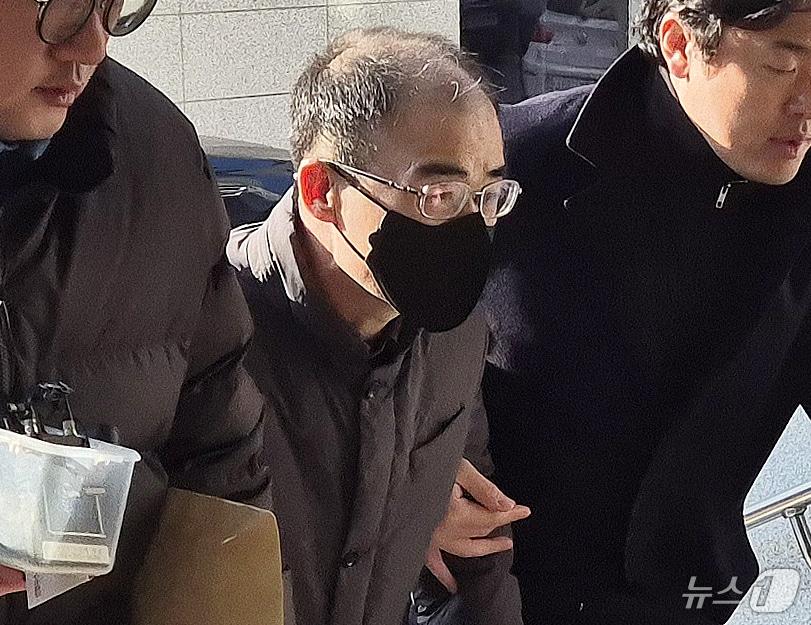 본문 이미지 - 12·3 비상계엄 사태 당시 국회에 병력을 보낸 혐의를 받는 곽종근 전 육군 특수전사령관이 16일 서울 용산구 중앙지역군사법원에서 열린 영장실질심사에 출석하고 있다. 2024.12.16/뉴스1 ⓒ News1 박응진 기자