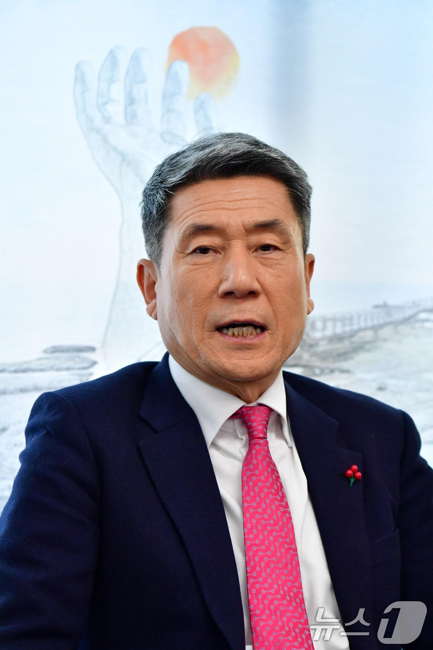 본문 이미지 - 이강덕 포항시장이 16일 오전 시청에서 윤석열 대통령 탄핵에 따른 지역 안정 특별대책을 발표하고 있다. 이 시장은 "소비 심리가 위축되지 않도록 철저히 준비하고 있다"고 말했다. 2024.12.16/뉴스1 ⓒ News1 최창호 기자