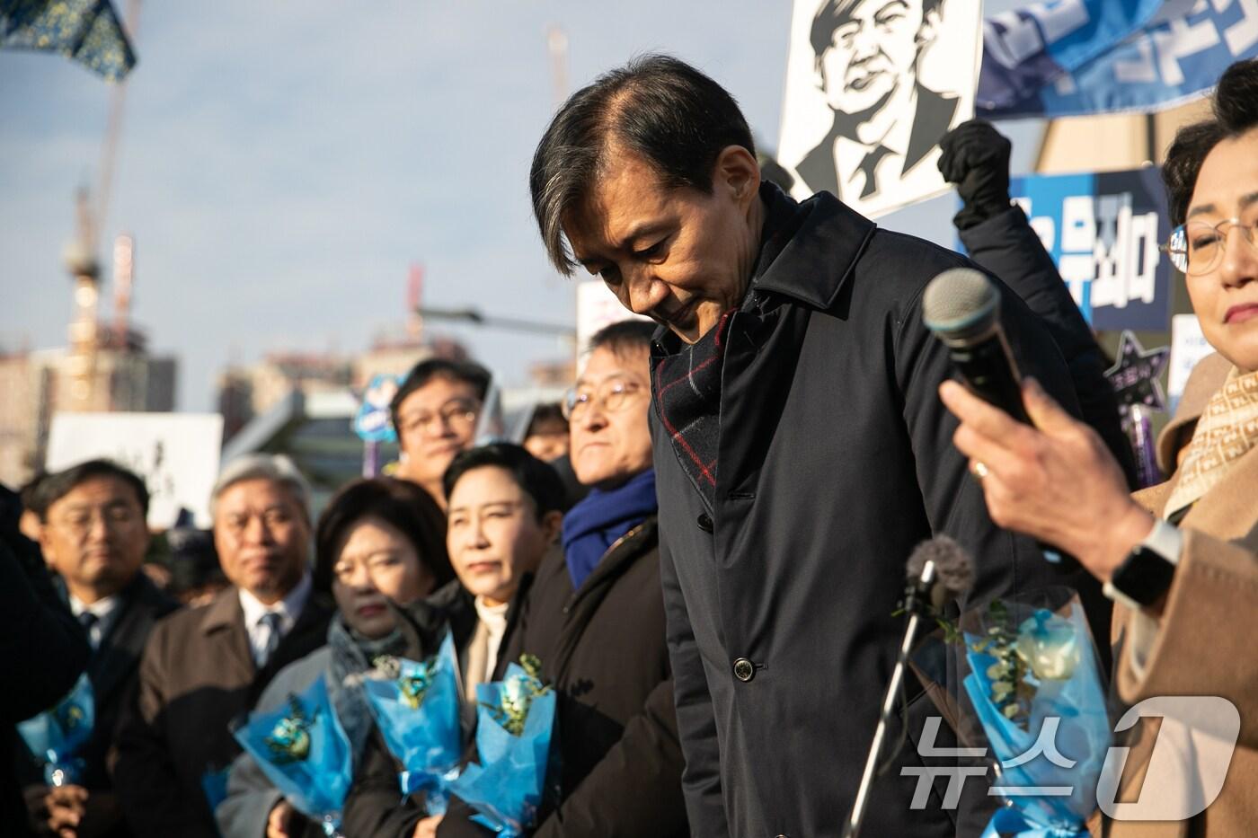 자녀 입시 비리와 청와대 감찰 무마 혐의로 대법원으로부터 징역 2년 실형을 확정 받은 조국 전 조국혁신당 대표가 16일 오전 경기도 의왕시 서울 구치소로 수감되기 전 입장을 밝히고 인사하고 있다. 2024.12.16/뉴스1 ⓒ News1 이승배 기자