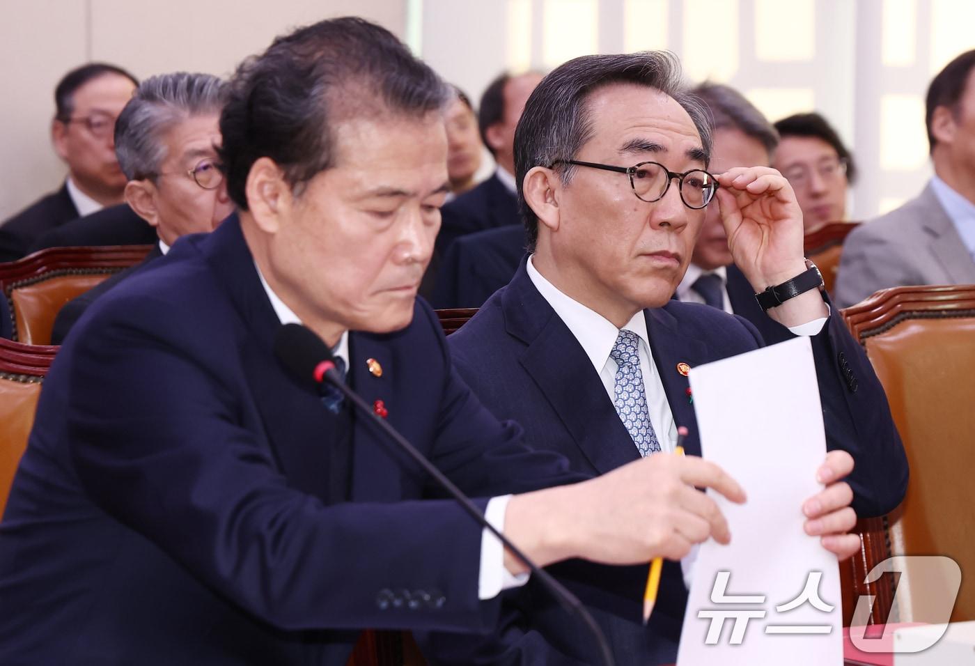 조태열 외교부 장관(오른쪽)과 김영호 통일부 장관이 16일 오전 서울 여의도 국회에서 열린 외교통일위원회 전체회의에 출석해 자리하고 있다. 2024.12.16/뉴스1 ⓒ News1 김민지 기자