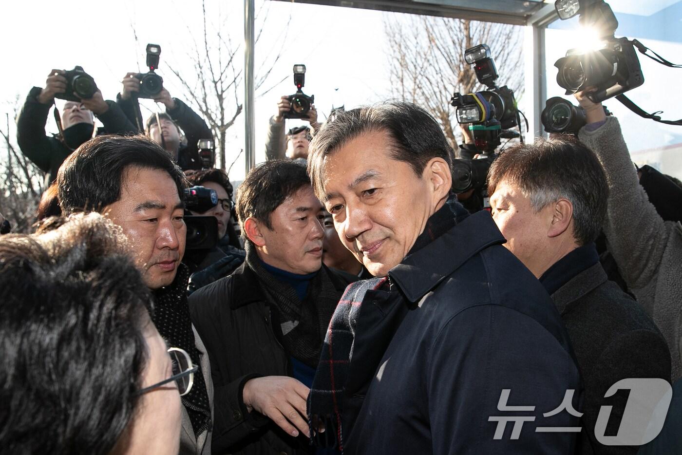 자녀 입시 비리와 청와대 감찰 무마 혐의로 대법원으로부터 징역 2년 실형을 확정 받은 조국 전 조국혁신당 대표가 16일 오전 경기도 의왕시 서울 구치소로 들어가고 있다. 2024.12.16/뉴스1 ⓒ News1 이승배 기자