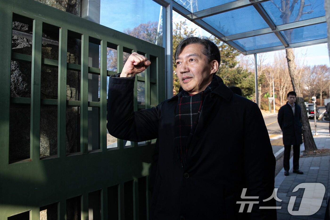 자녀 입시 비리와 청와대 감찰 무마 혐의로 대법원으로부터 징역 2년 실형을 확정 받은 조국 전 조국혁신당 대표가 16일 오전 경기도 의왕시 서울 구치소로 수감되기 전 지지자들에게 주먹을 쥐어보이며 인사하고 있다.  2024.12.16/뉴스1 ⓒ News1 이승배 기자