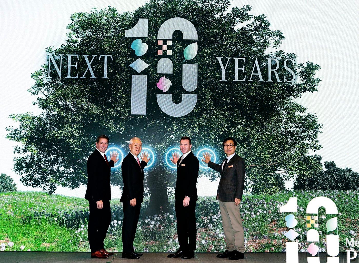 본문 이미지 - 메르세데스-벤츠 사회공헌위원회가 출범 10주년을 맞아 13일 서울 중구 더 플라자 호텔에서 개최한 기념식에서 사회공헌위 의장인 마티아스 바이틀 메르세데스-벤츠 코리아 대표(왼쪽 세번째)가 참석자들과 신규 비전을 선포하는 모습(메르세데스-벤츠 코리아 제공). 2024.12.13.