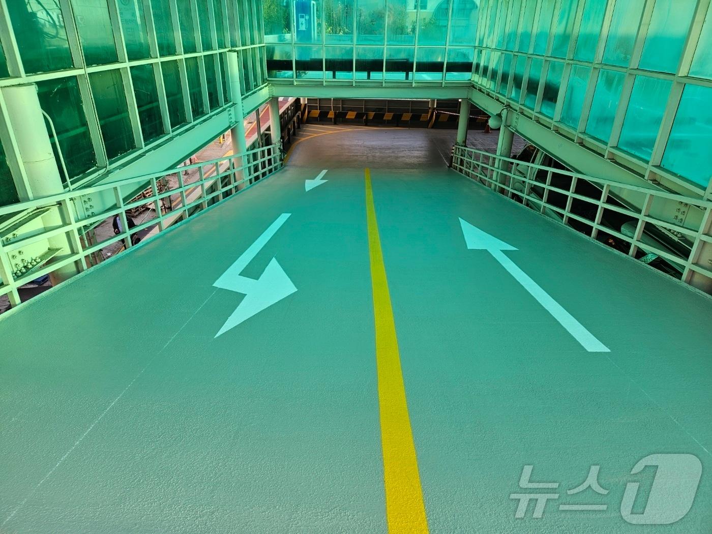 본문 이미지 -  노후 공영 주차장 보수 후 모습(성동구 제공)