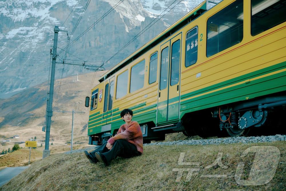 본문 이미지 - 융프라우요흐에 오르는 기차 앞에서 사진 촬영하는 백현&#40;스위스관광청 제공&#41;