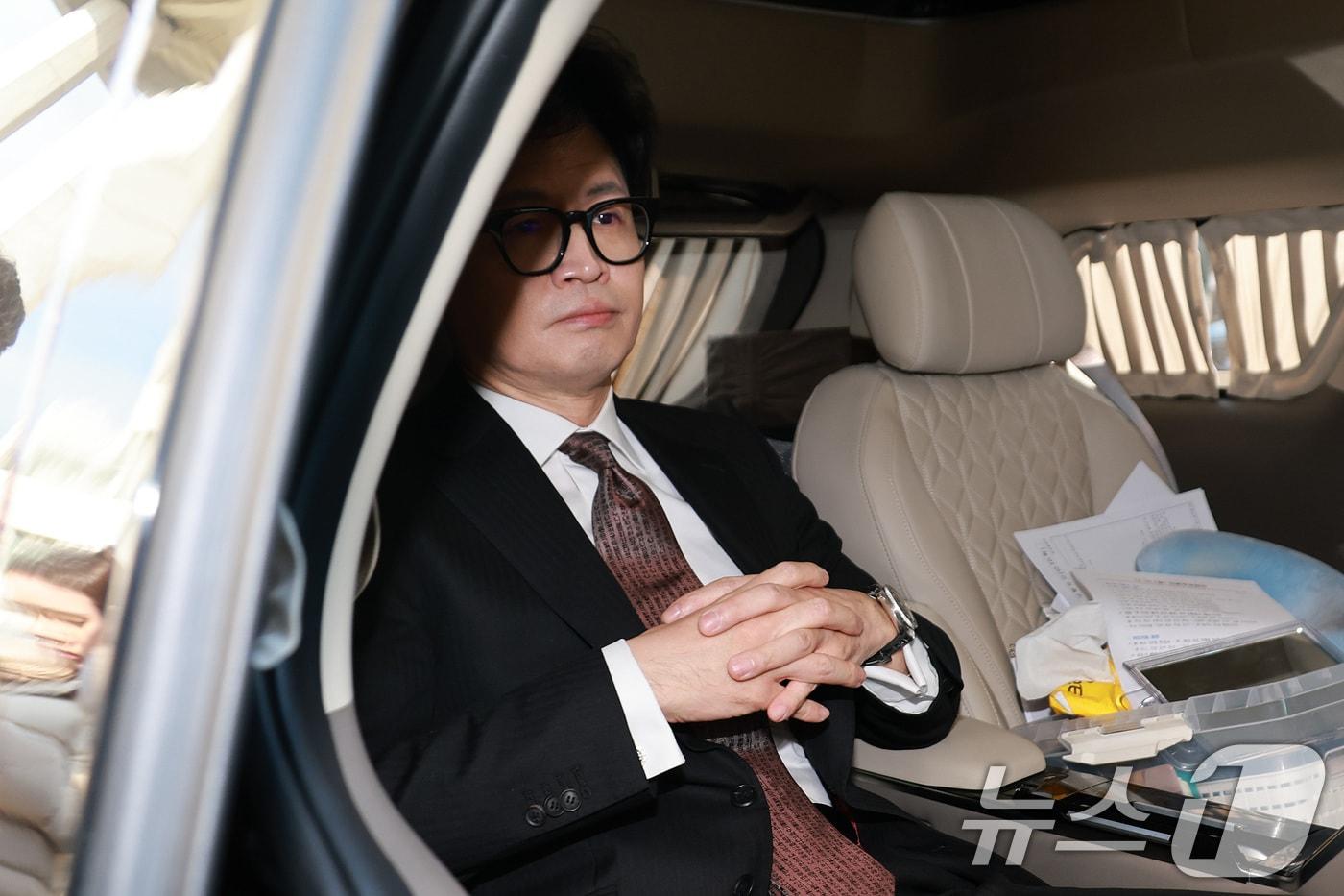 한동훈 국민의힘 대표가 지난 12월 16일 서울 여의도 국회에서 당대표 사퇴 관련 기자회견을 마친 뒤 차량에 탑승하고 있다. (공동취재) 2024.12.16/뉴스1 ⓒ News1 안은나 기자