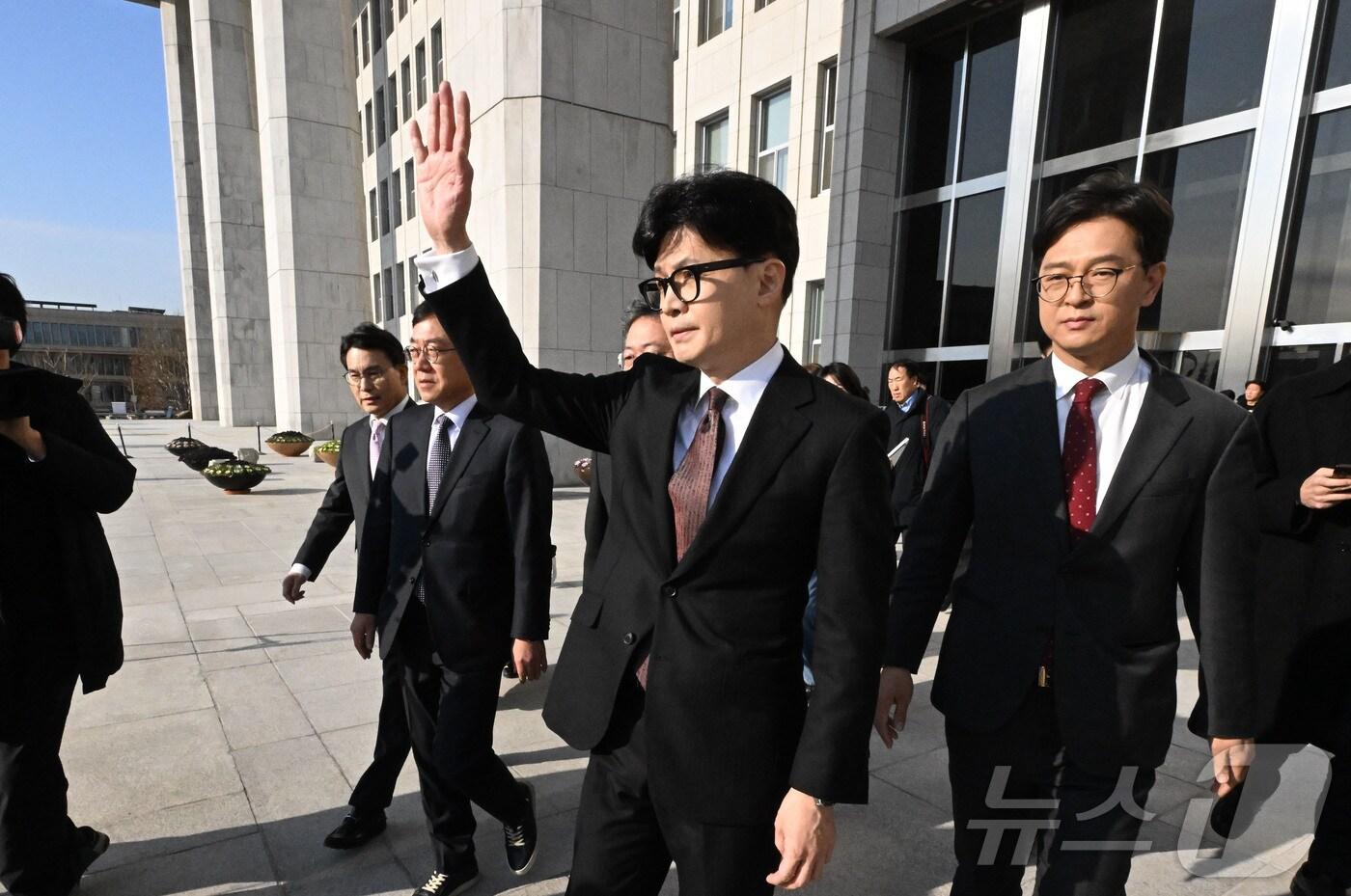 한동훈 국민의힘 대표가 16일 오전 서울 여의도 국회에서 당 대표 사퇴 기자회견을 한 후 본청을 나서며 지지자들을 향해 인사하고 있다. (공동취재) 2024.12.16/뉴스1 ⓒ News1 이재명 기자