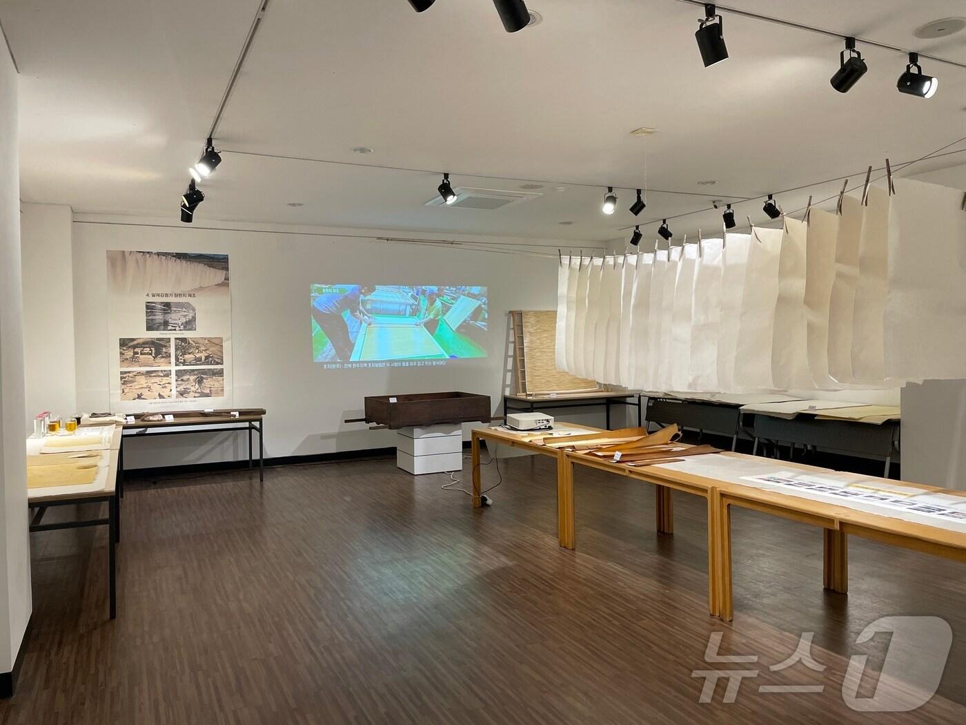 본문 이미지 - 한국전통문화전당이 전통 장판지 제작과정 복원에 성공했다.(전당 제공) 2024.12.16/뉴스1