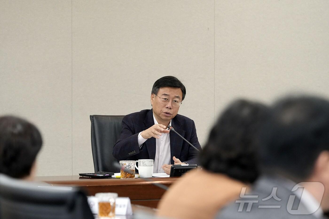 신상진 경기 성남시장이 16일 간부회의를 통해 “공직자는 시민의 든든한 버팀목이 되어야 할 책무를 가지고 있다”고 당부했다.(성남시 제공)/