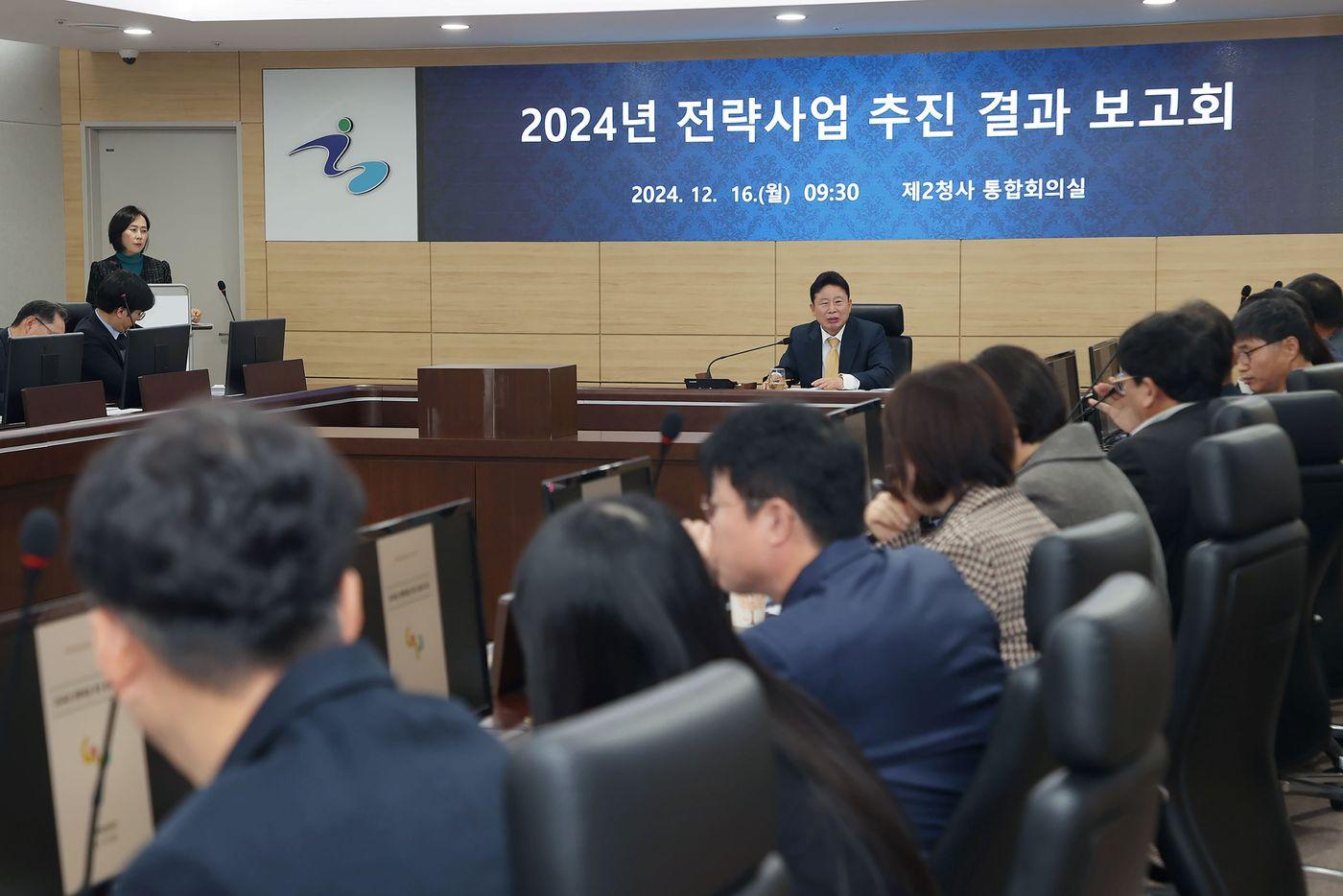 본문 이미지 - 서태원 경기 가평군수가 16일 군청 대회의실에서 2024년 전략사업 추진 결과 보고회를 진행하고 있다.(가평군 제공)/뉴스1