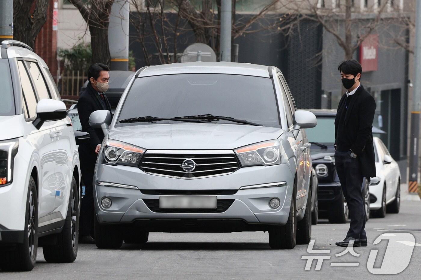 본문 이미지 - '12·3 비상계엄 사태'를 수사하는 공조수사본부 관계자가 16일 오후 서울 용산구 한남동 대통령 관저에서 윤석열 대통령에 대한 출석 요구서 전달에 실패한 후 차량에 탑승하고 있다. 공조본은 이날 출석 요구서를 전달하기 위해 대통령실과 관저를 찾았지만 불발됐다. 2024.12.16/뉴스1 ⓒ News1 신웅수 기자