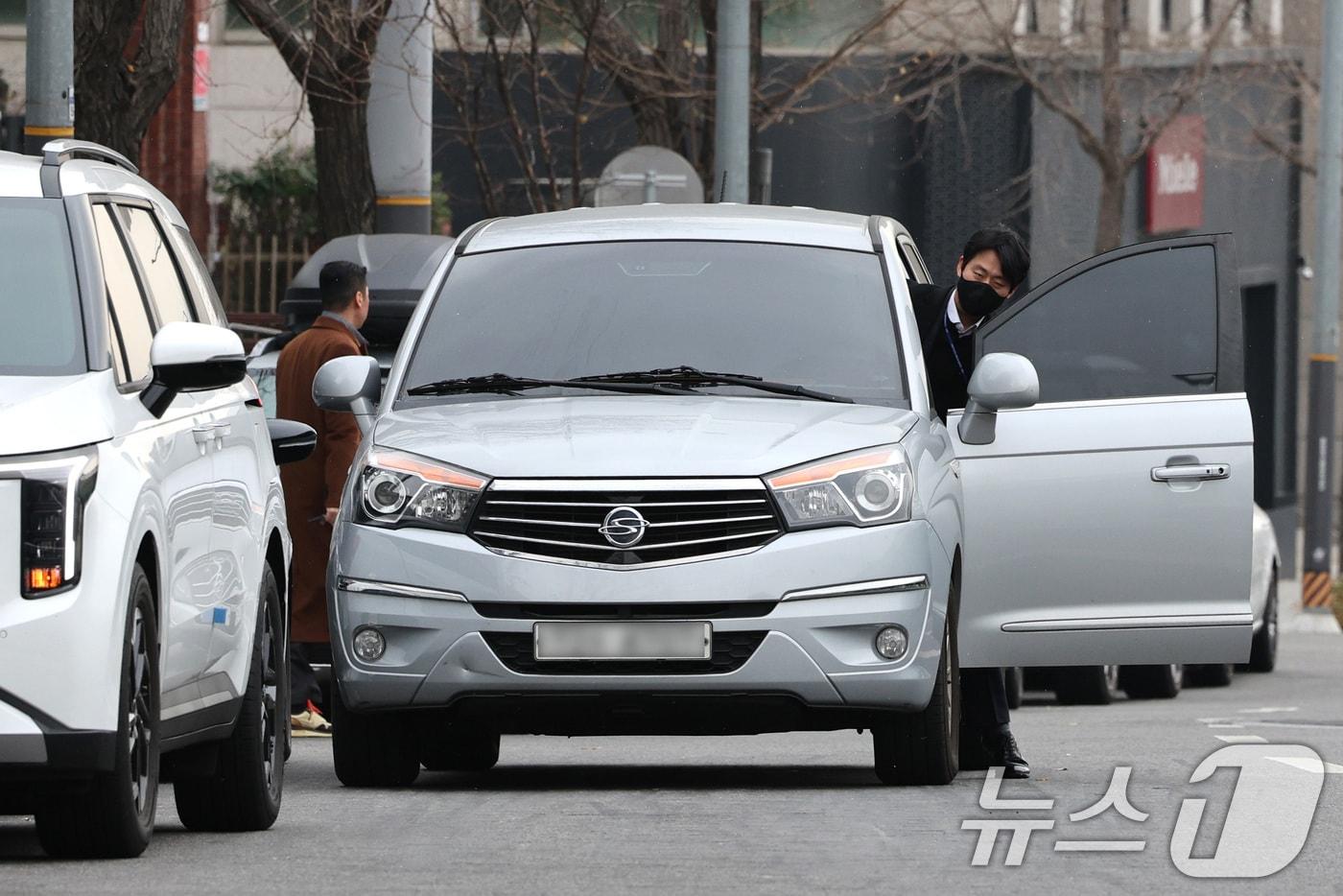 본문 이미지 - '12·3 비상계엄 사태'를 수사하는 공조수사본부 관계자가 16일 오후 서울 용산구 한남동 대통령 관저에서 윤석열 대통령에 대한 출석 요구서 전달에 실패한 후 차량에 탑승하고 있다. 공조본은 이날 출석 요구서를 전달하기 위해 대통령실과 관저를 찾았지만 불발됐다. 2024.12.16/뉴스1 ⓒ News1 신웅수 기자