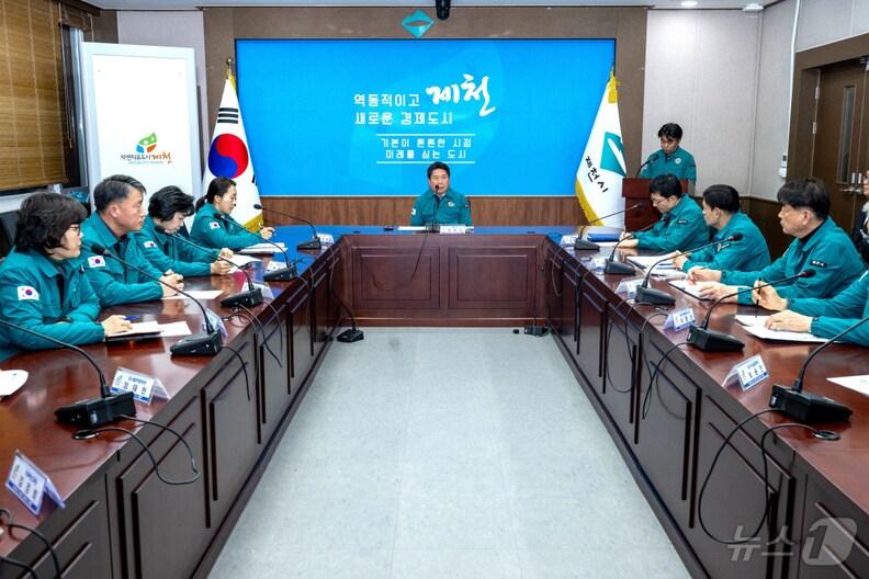 본문 이미지 - 14일 대통령 탄핵소추안 국회의결 이후 제천시 긴급 대책회의 모습.2024.12.16/뉴스1