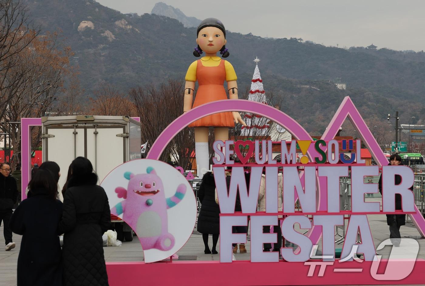 본문 이미지 - 16일 서울 광화문광장에 서울윈터페스타 축제를 앞두고 넷플릭스 오리지널시리즈 '오징어게임2'의 '영희'의 대형 모형이 설치돼 눈길을 끌고 있다. 2024.12.16/뉴스1 ⓒ News1 송원영 기자