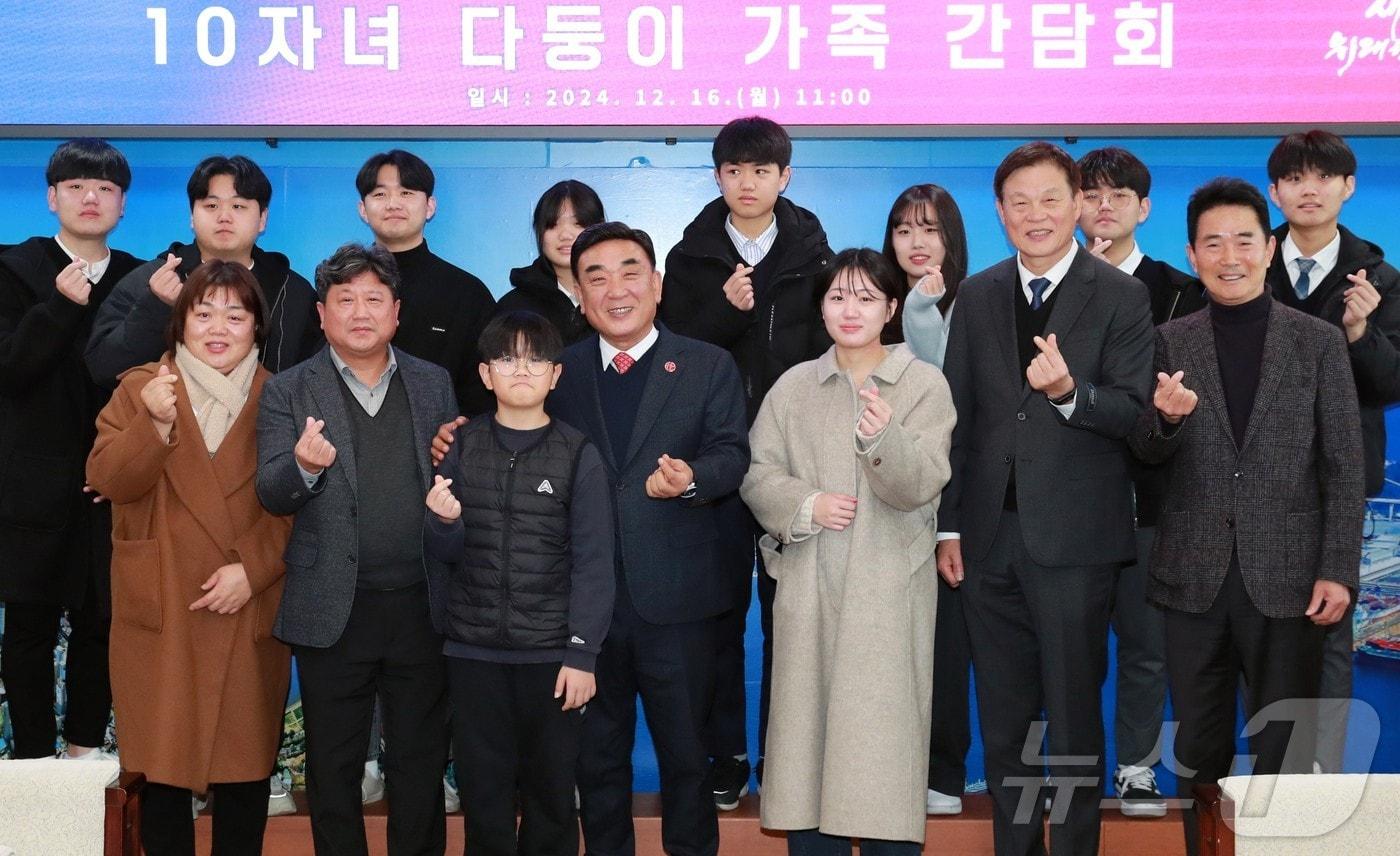 본문 이미지 - 김두겸 울산시장과 변중근, 김순덕 씨 부부의 가족이 함께 기념촬영을 하고 있다.(울산광역시제공)