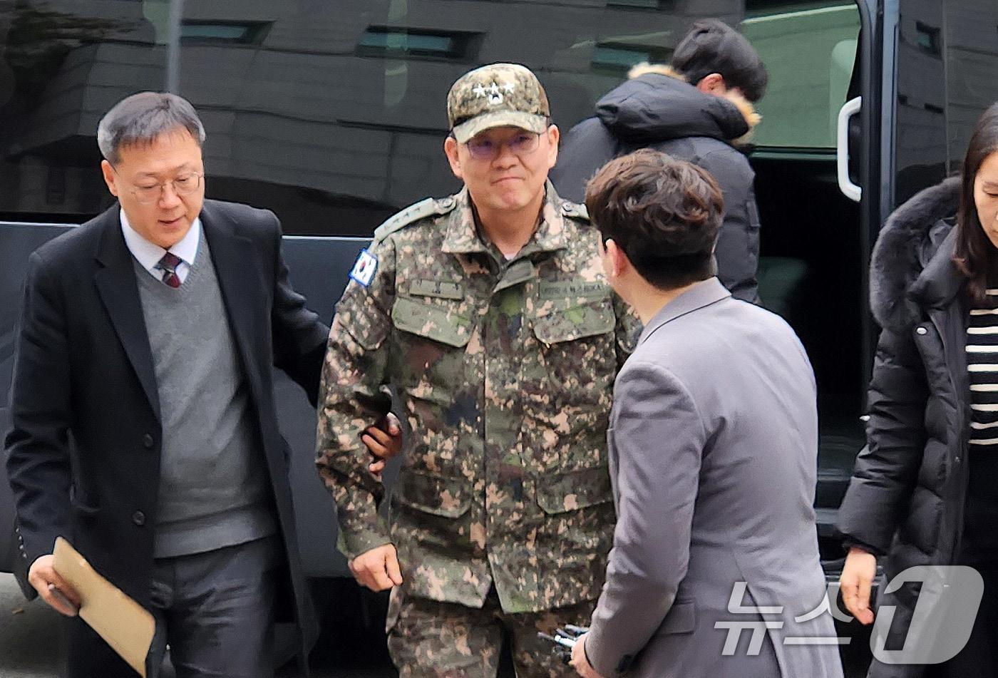 이진우 수도방위사령관이 16일 서울 용산구 중앙지역군사법원에서 열린 영장실질심사에 출석하고 있다. 2024.12.16/뉴스1 ⓒ News1 허고운 기자