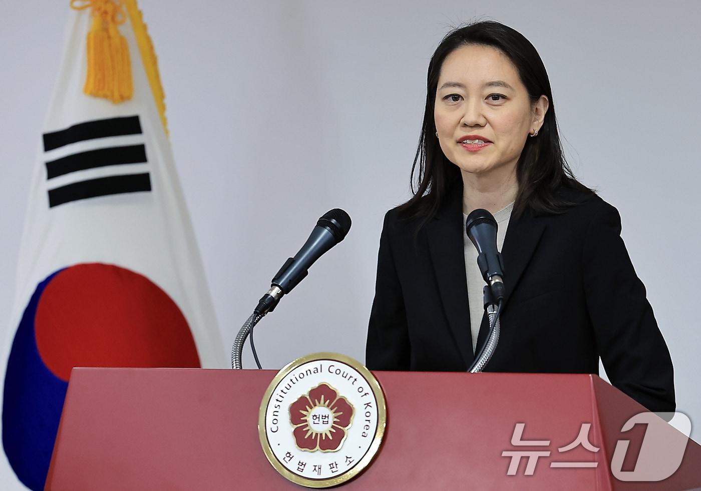 본문 이미지 - 이진 헌법재판소 공보관이 16일 오후 서울 종로구 재동 헌법재판소에서 ‘윤석열 탄핵심판’ 사건 브리핑을 하고 있다 . 헌법재판소는 이날 문형배 헌재소장 권한대행 소집으로 6명의 재판관이 모두 참여하는 재판관 회의를 갖고 윤석열 대통령에 대한 본격적인 탄핵심판절차에 돌입했다. 2024.12.16/뉴스1 ⓒ News1 박정호 기자